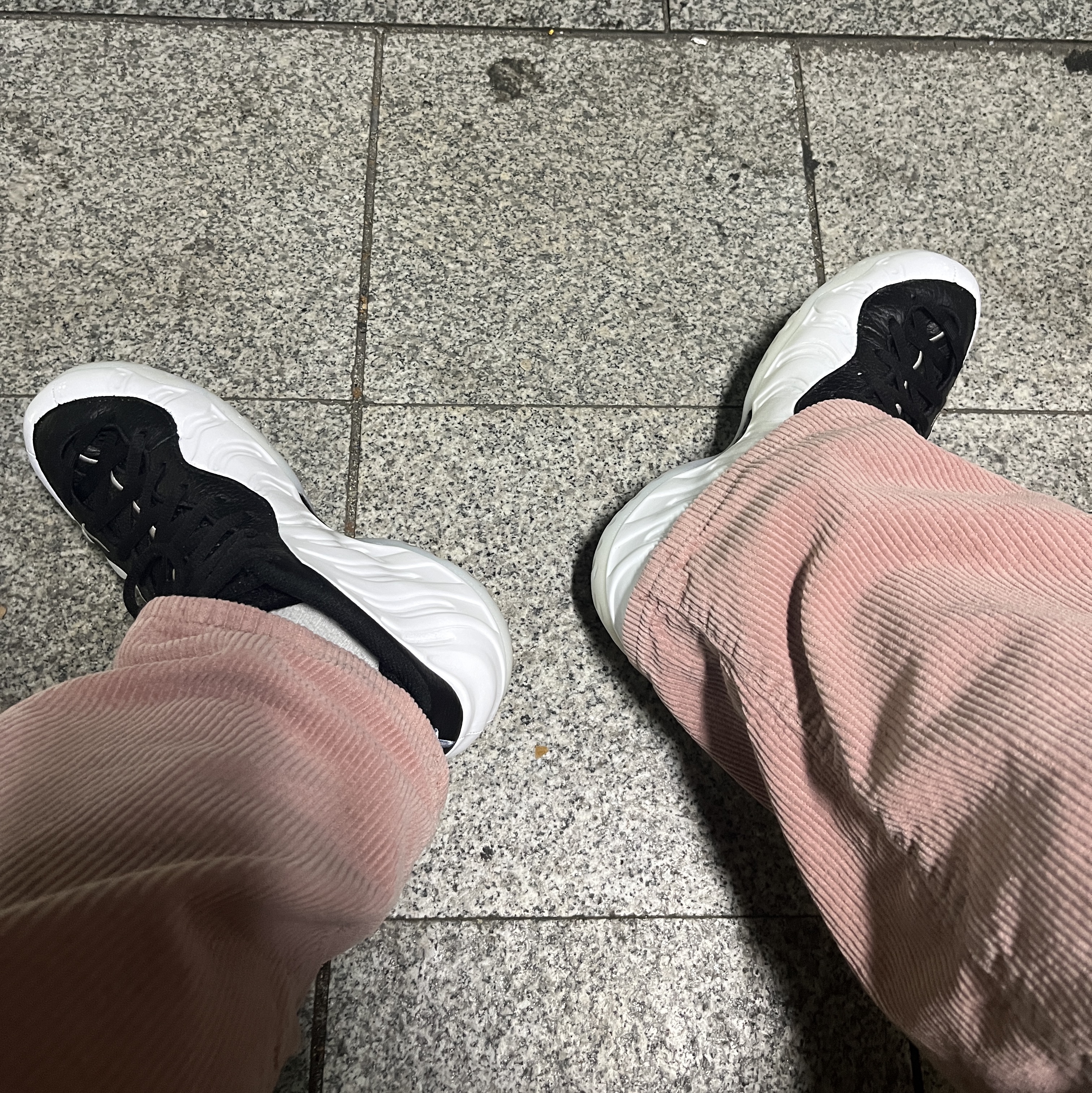 Nike Air Foamposite One White and Black 착용 스타일