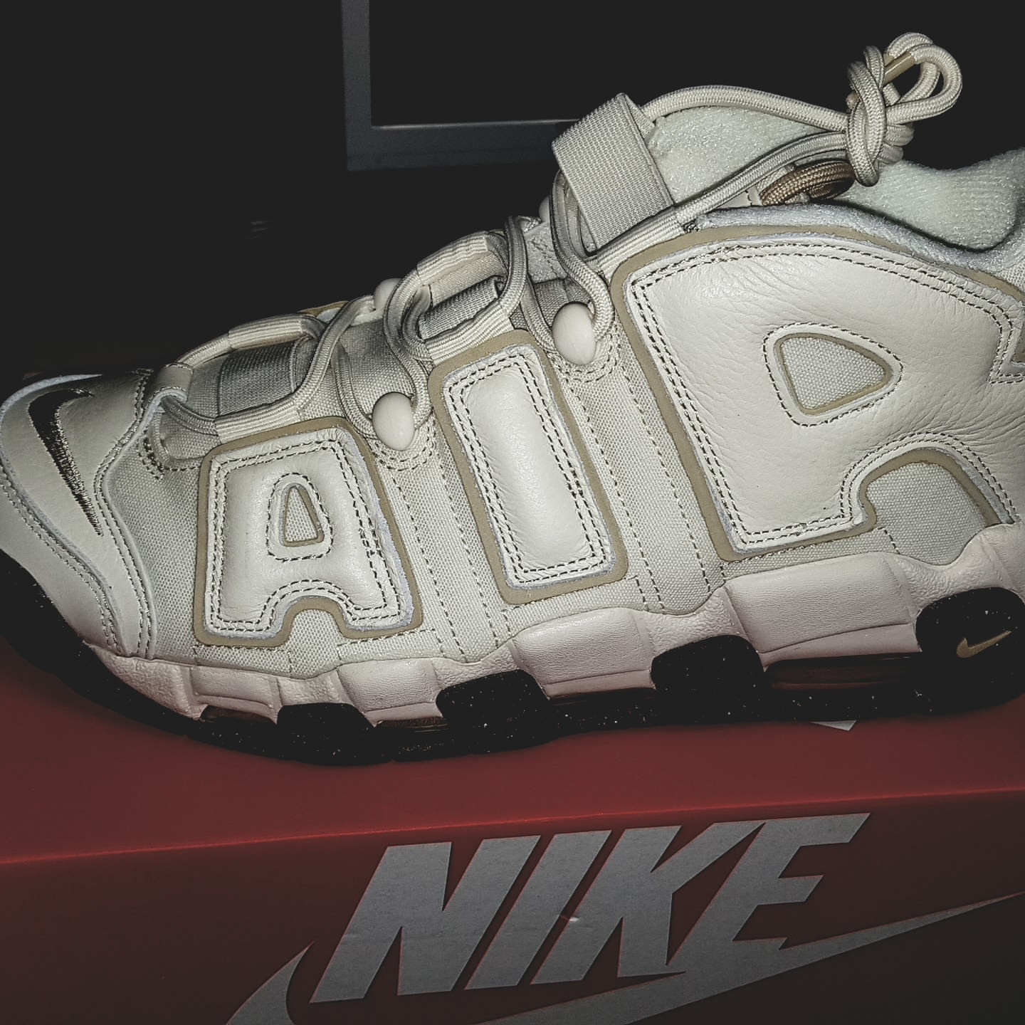 Nike Air More Uptempo Coconut Milk 착용 스타일 - 3