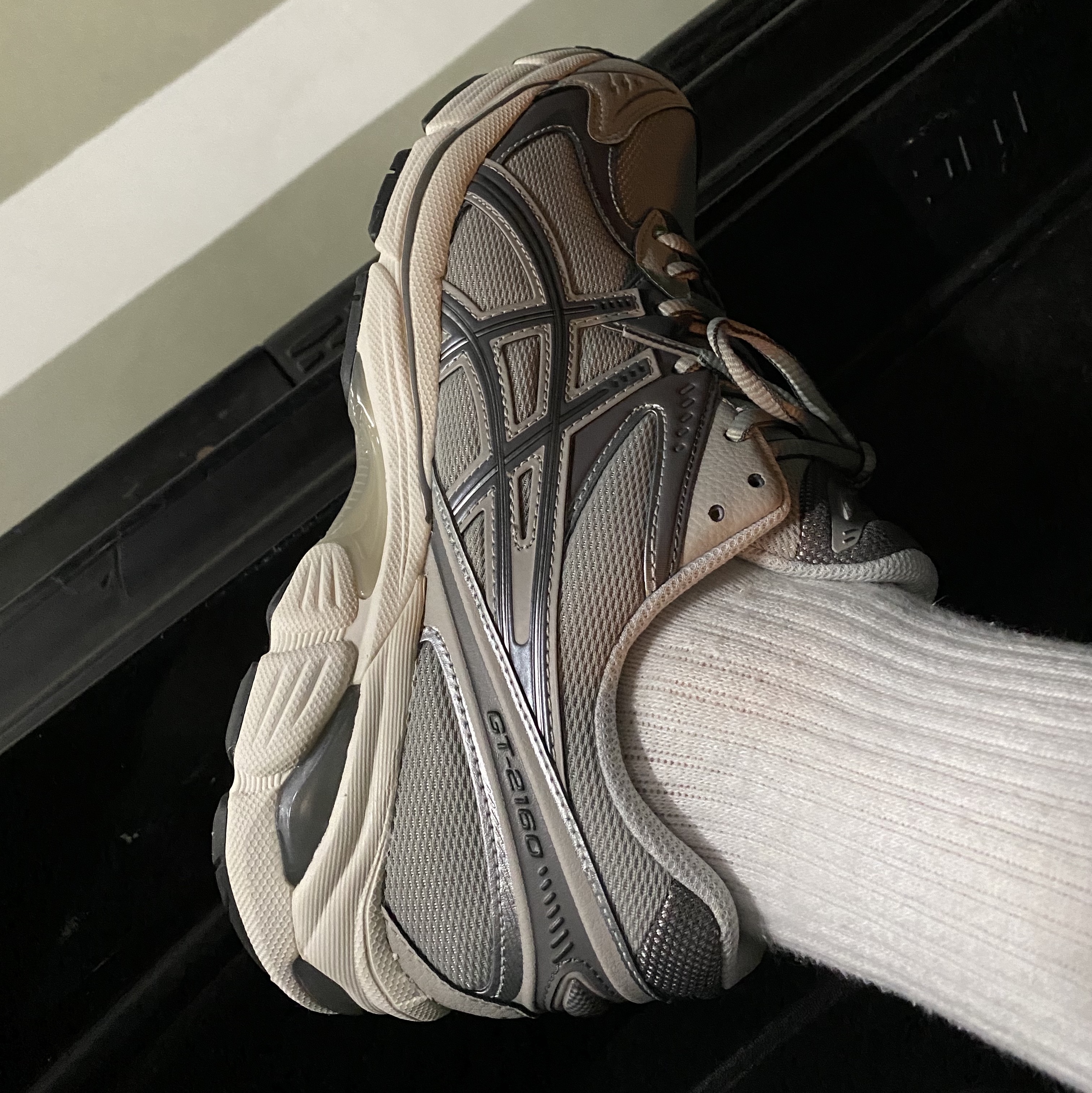 Asics GT-2160 Oyster Grey Carbon 착용 스타일 - 3