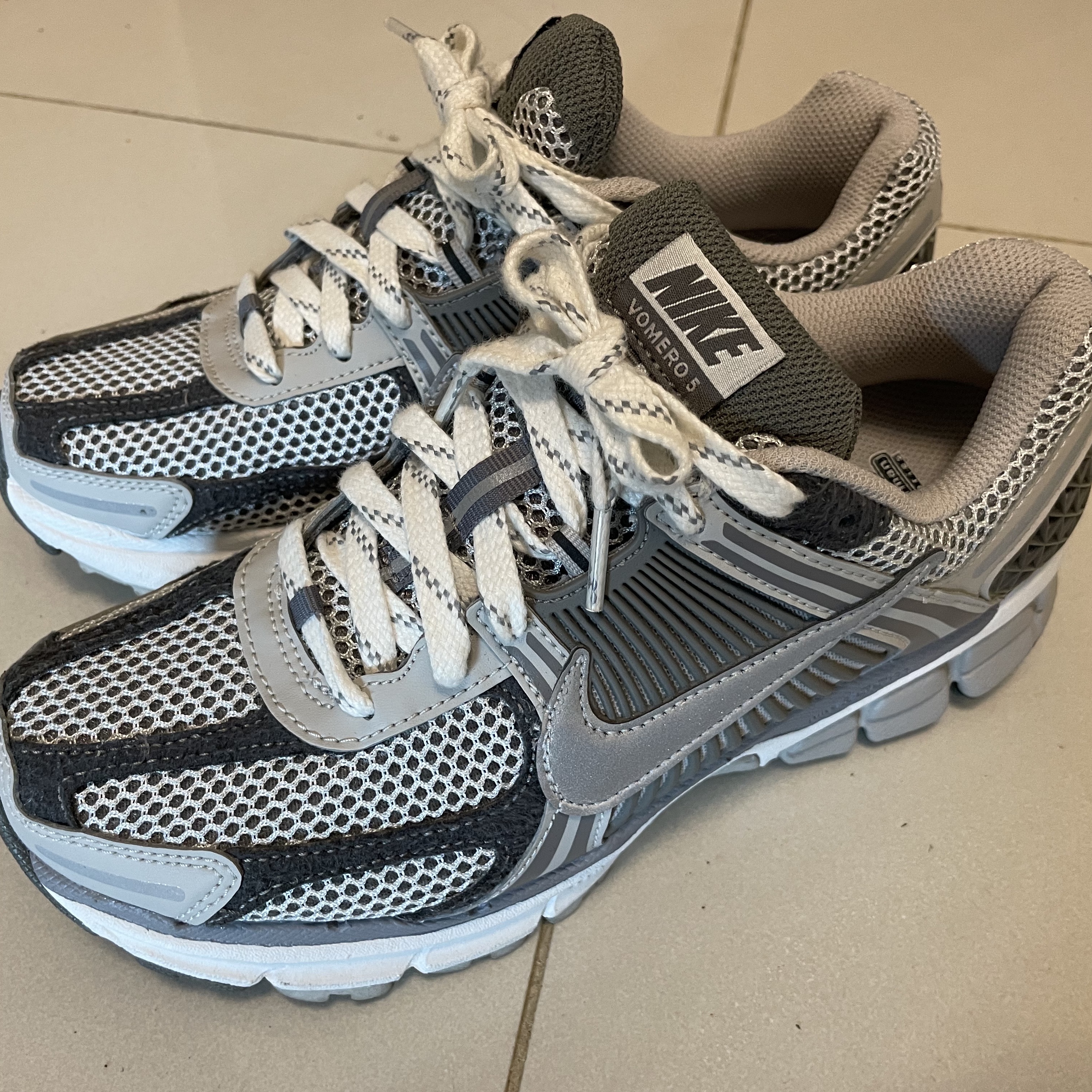 Nike Zoom Vomero 5 PRM Light Iron Ore and Flat Fewter 착용 스타일