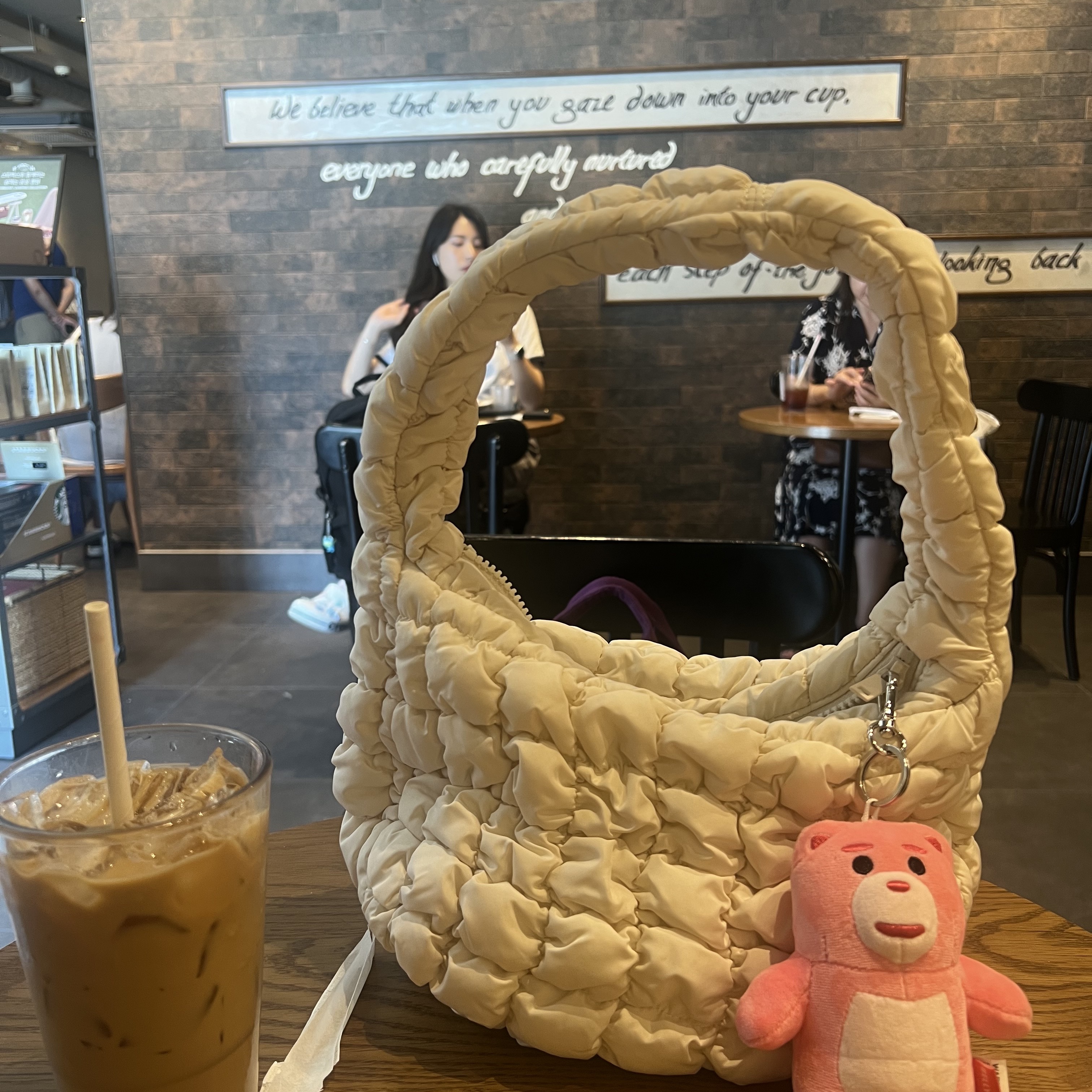 COS Quilted Mini Bag Cream 착용 스타일