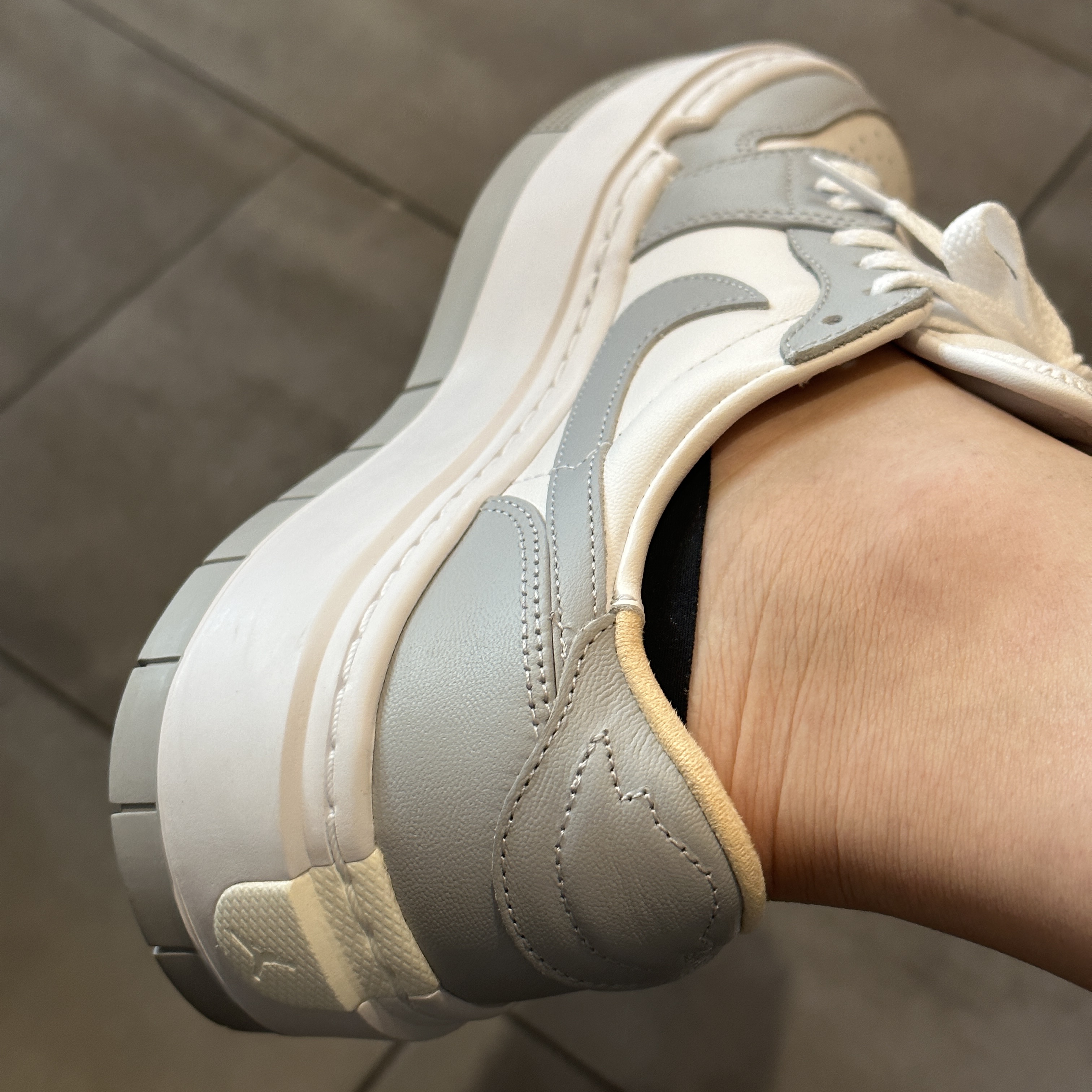 (W) Jordan 1 Elevate Low White and Wolf Grey 착용 스타일 - 1