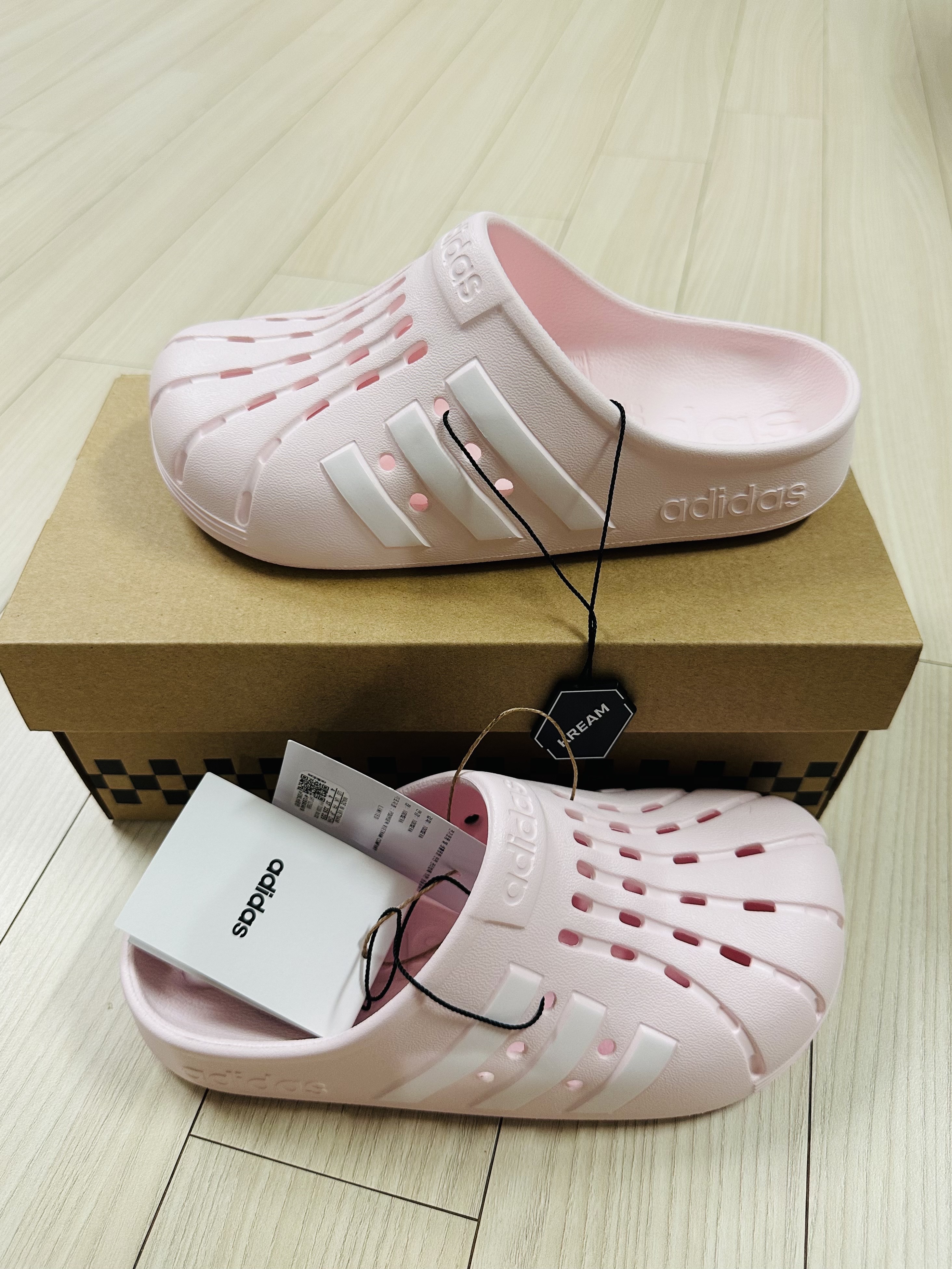 Adidas Adilette Clogs Almost Pink 착용 스타일 - 2
