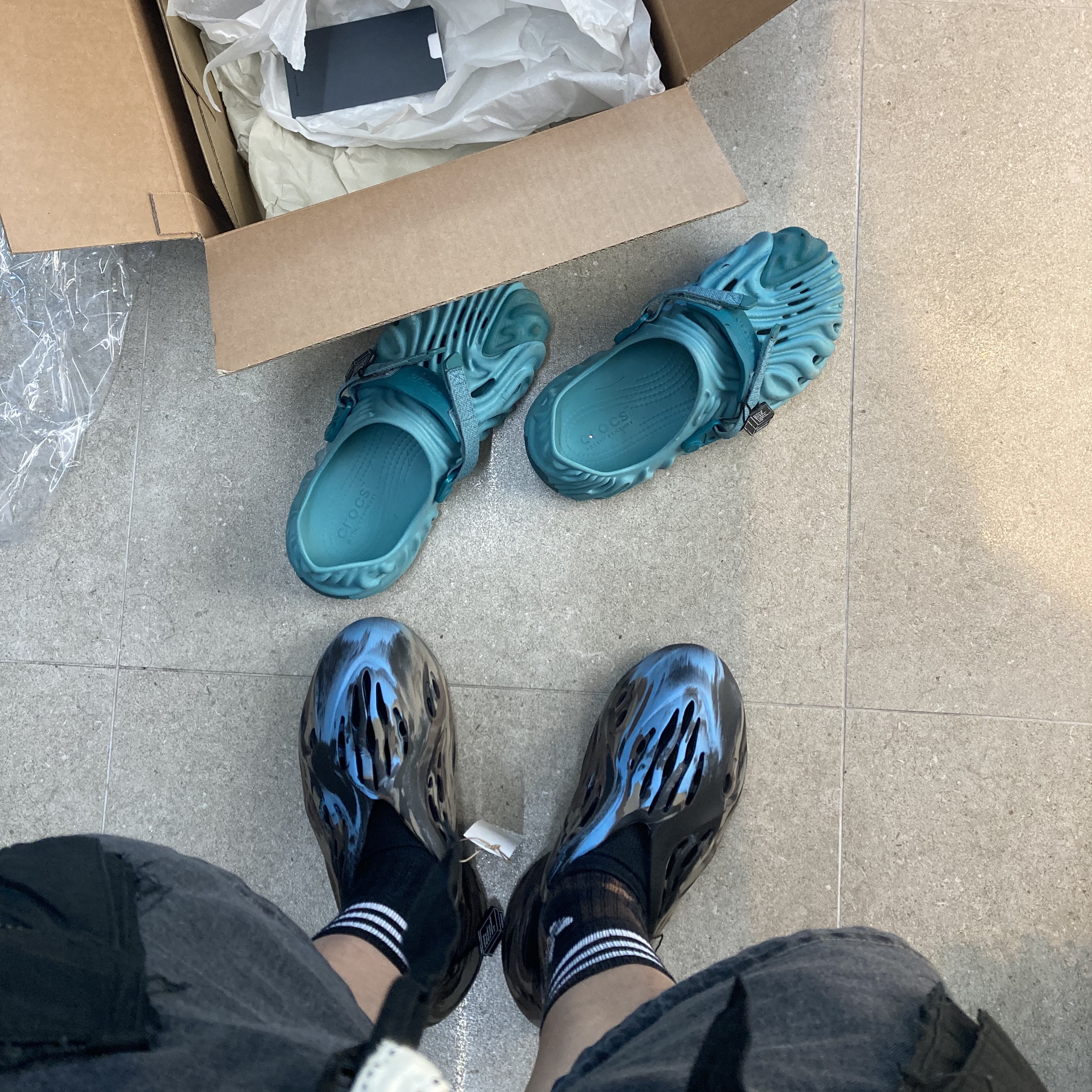 Adidas Yeezy Foam RNNR MX Cinder, Crocs x Salehe Bembury Pollex Clog Tide 착용 스타일 - 2
