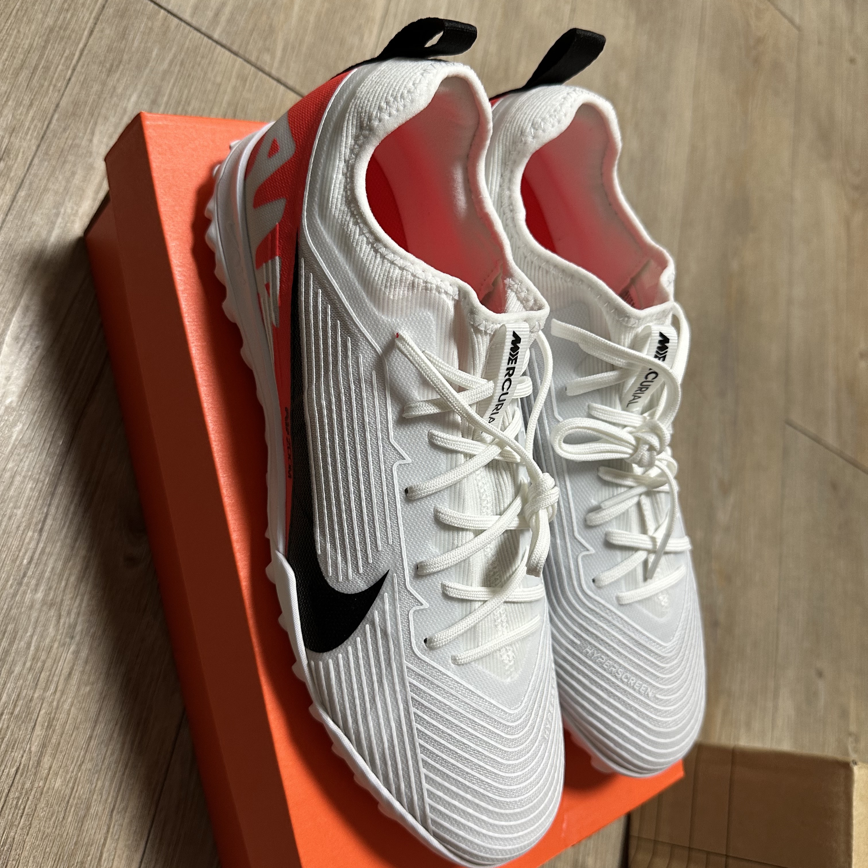Nike Zoom Vapor 15 Pro NU TF Guava Ice Black, Nike React Phantom GX Pro TF Baltic Blue White 착용 스타일 - 2