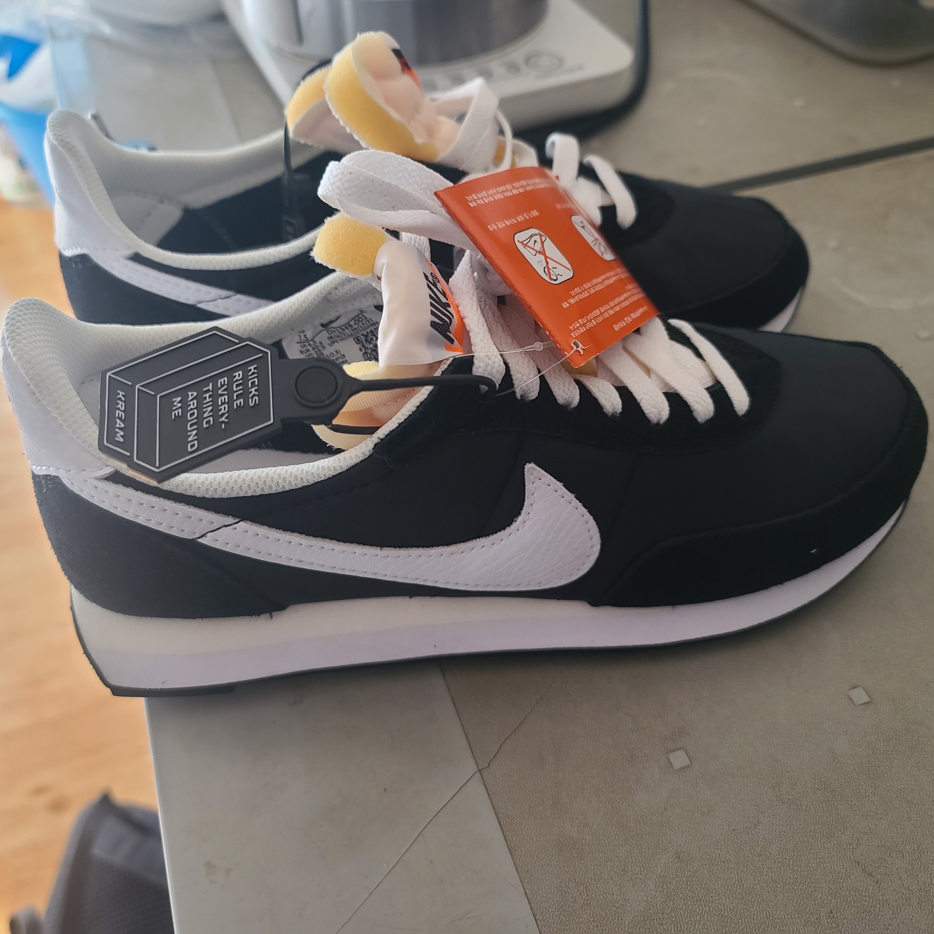 Nike Waffle Trainer 2 Black White 착용 스타일