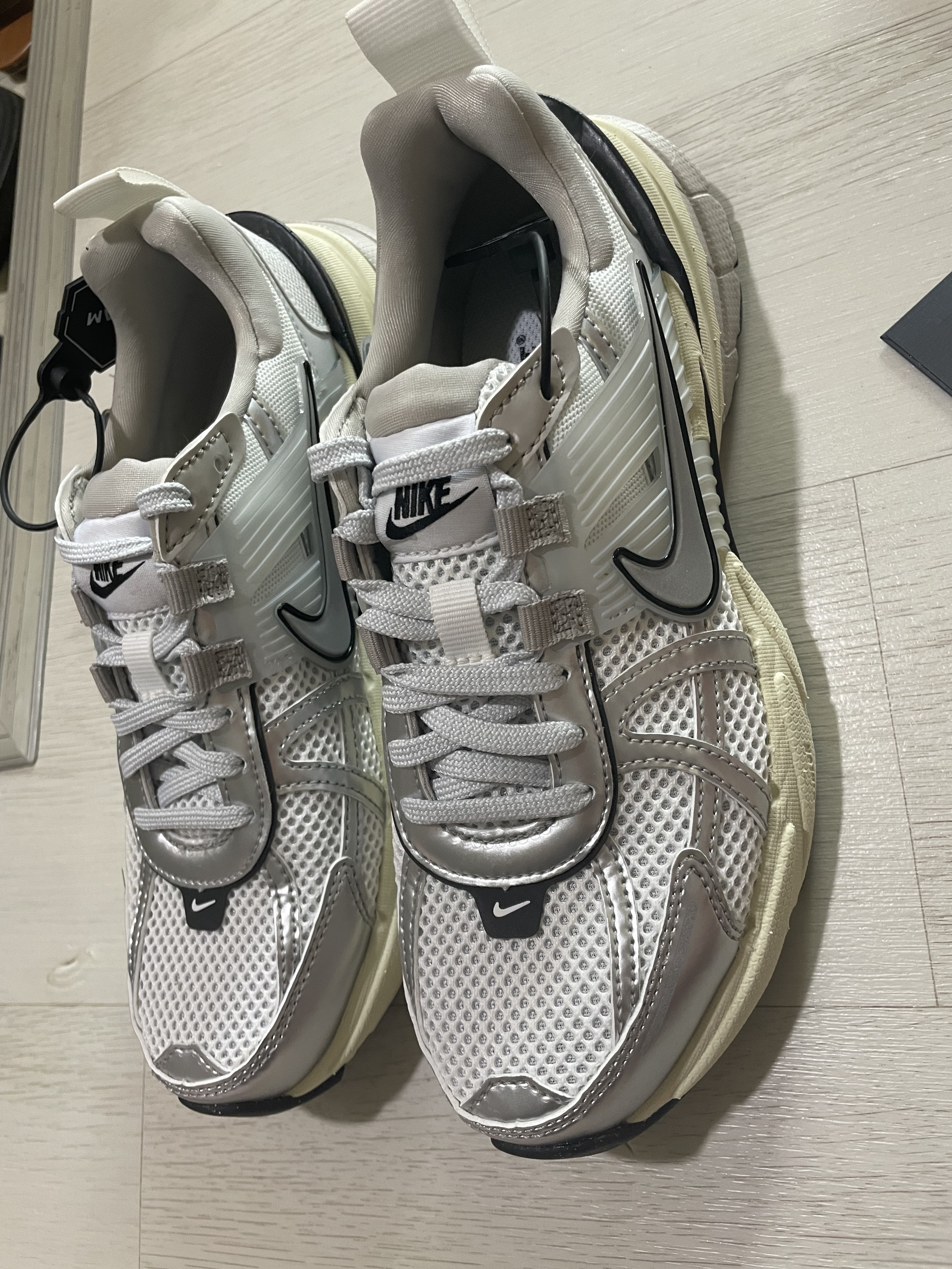 Nike V2K Run Summit White Metallic Silver 착용 스타일