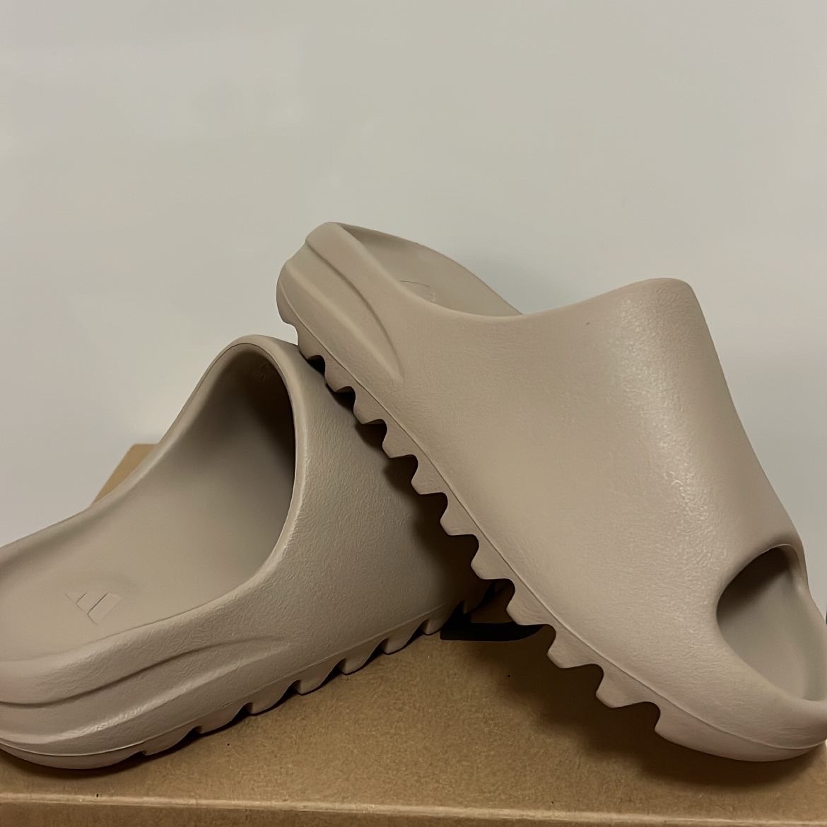 Adidas Yeezy Slide Pure - Re-Release Ver. 착용 스타일