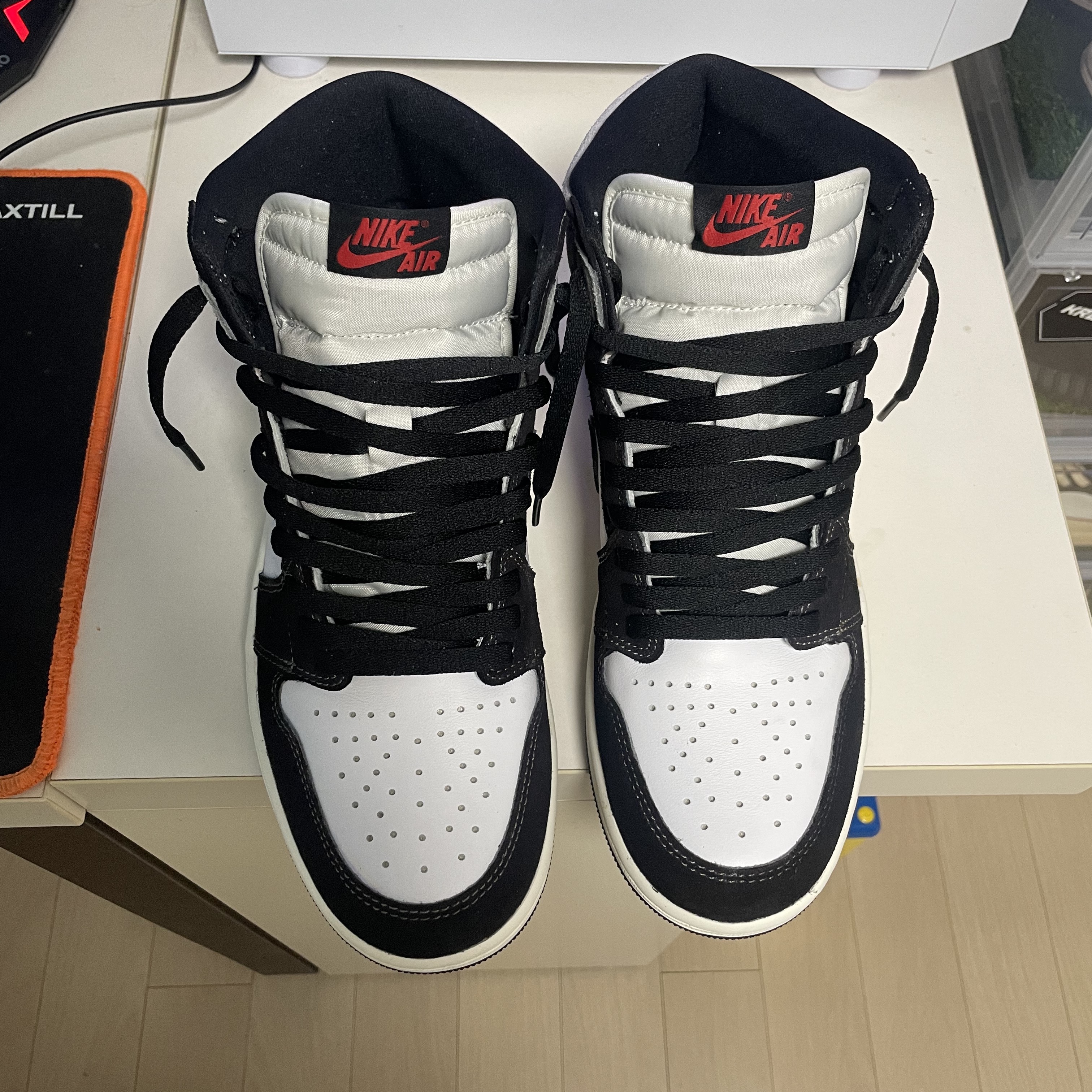 Jordan 1 Retro High OG Black and Smoke Grey 착용 스타일 - 5
