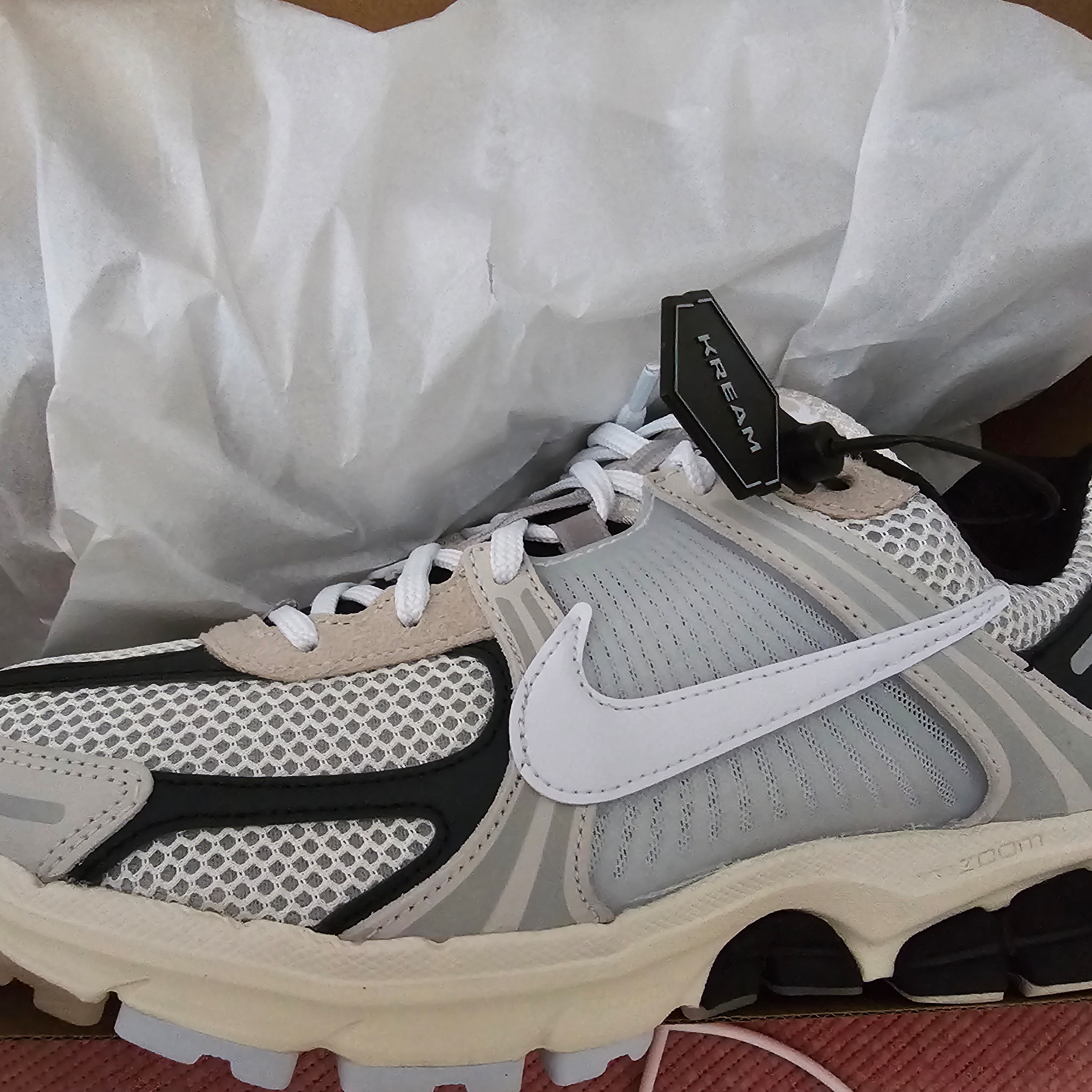 Nike Zoom Vomero 5 Light Bone and Black 착용 스타일 - 1