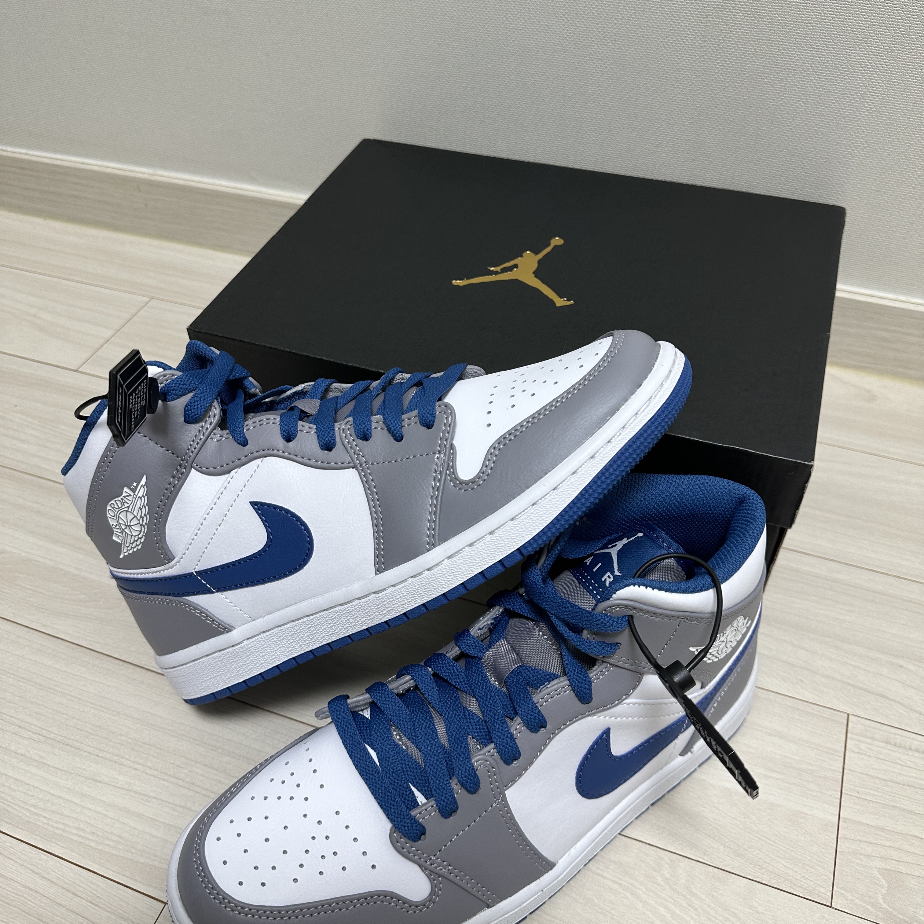 Jordan 1 Mid Cement Grey True Blue 착용 스타일 - 2