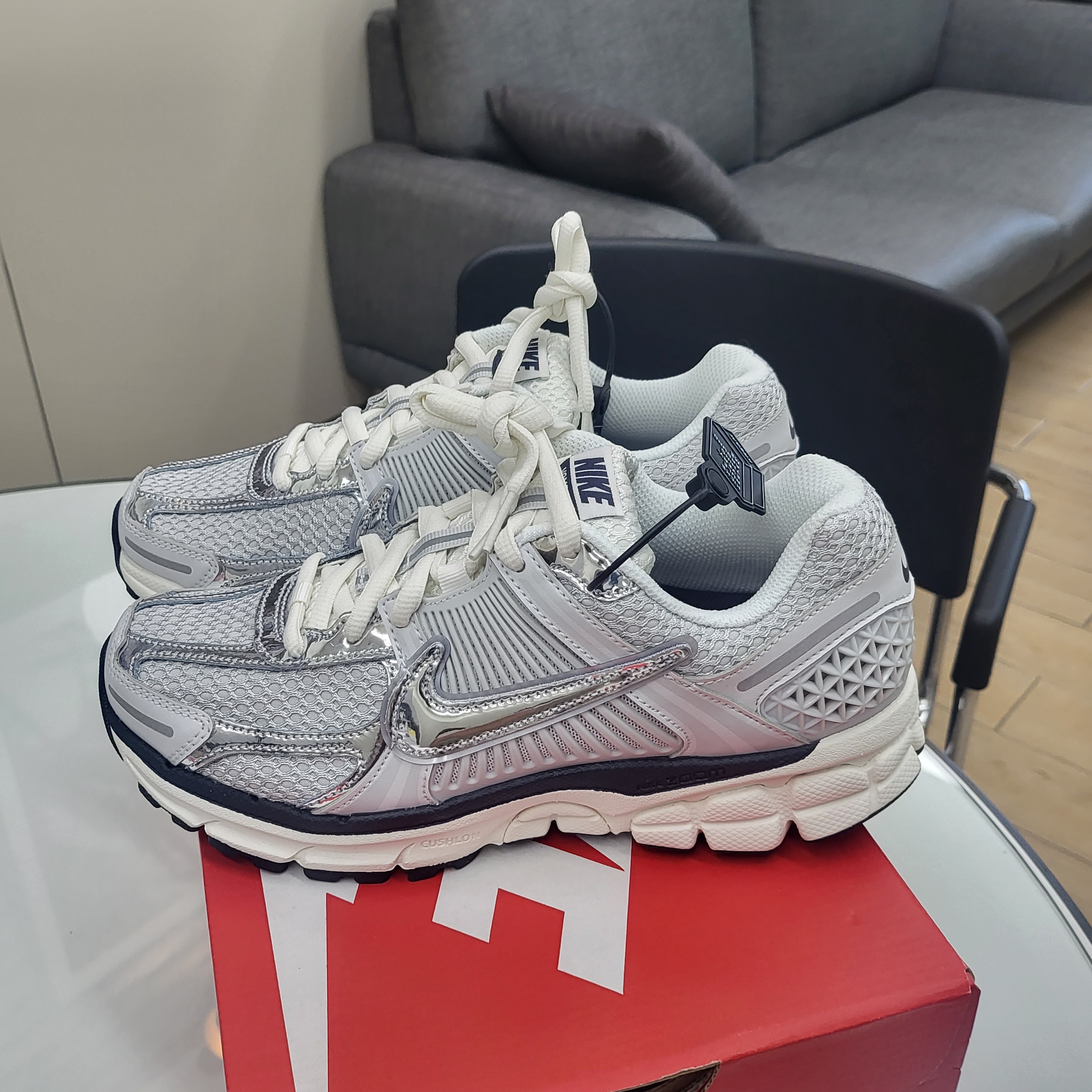(W) Nike Zoom Vomero 5 Photon Dust and Metallic Silver 착용 스타일