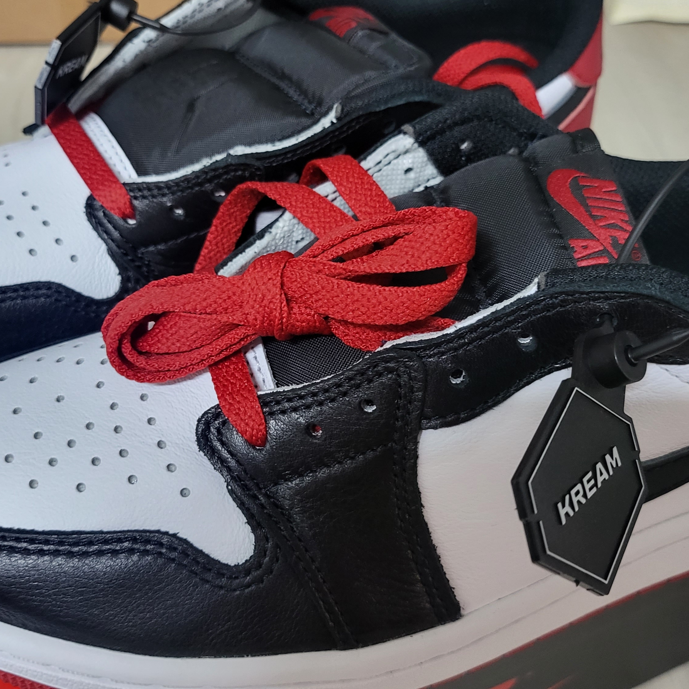 Jordan 1 Retro Low OG Black Toe 착용 스타일 - 4