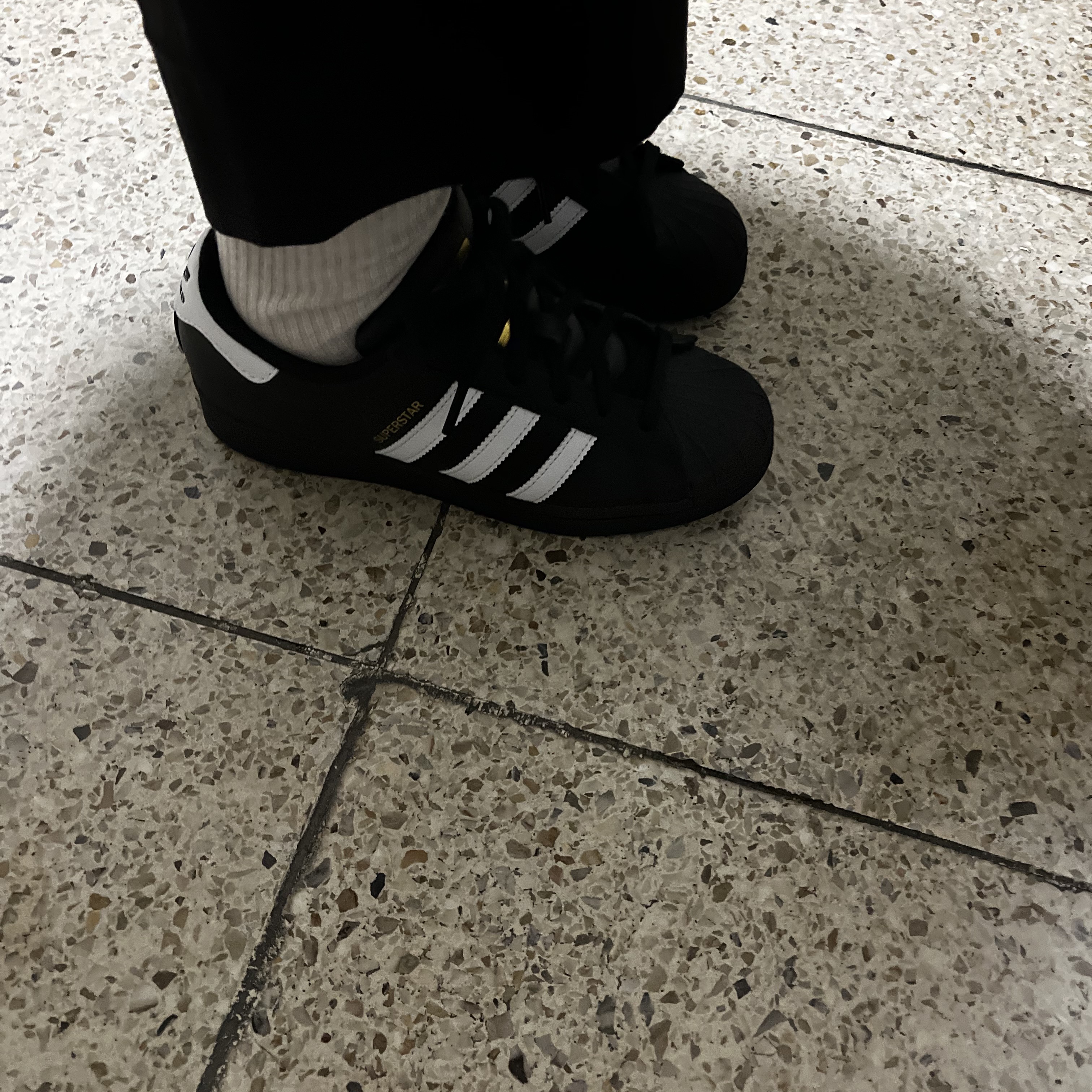 (J) Adidas Superstar Black White 착용 스타일
