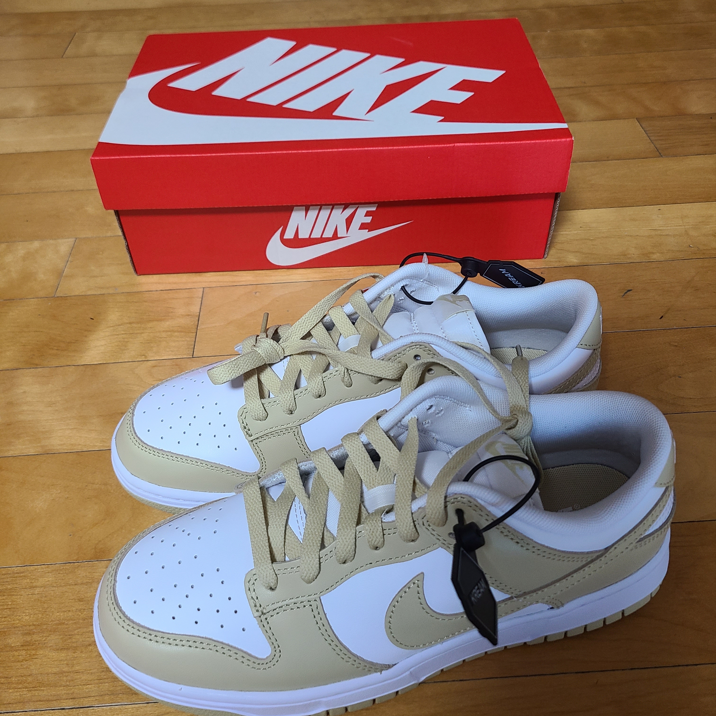 Nike Dunk Low Team Gold and White 착용 스타일