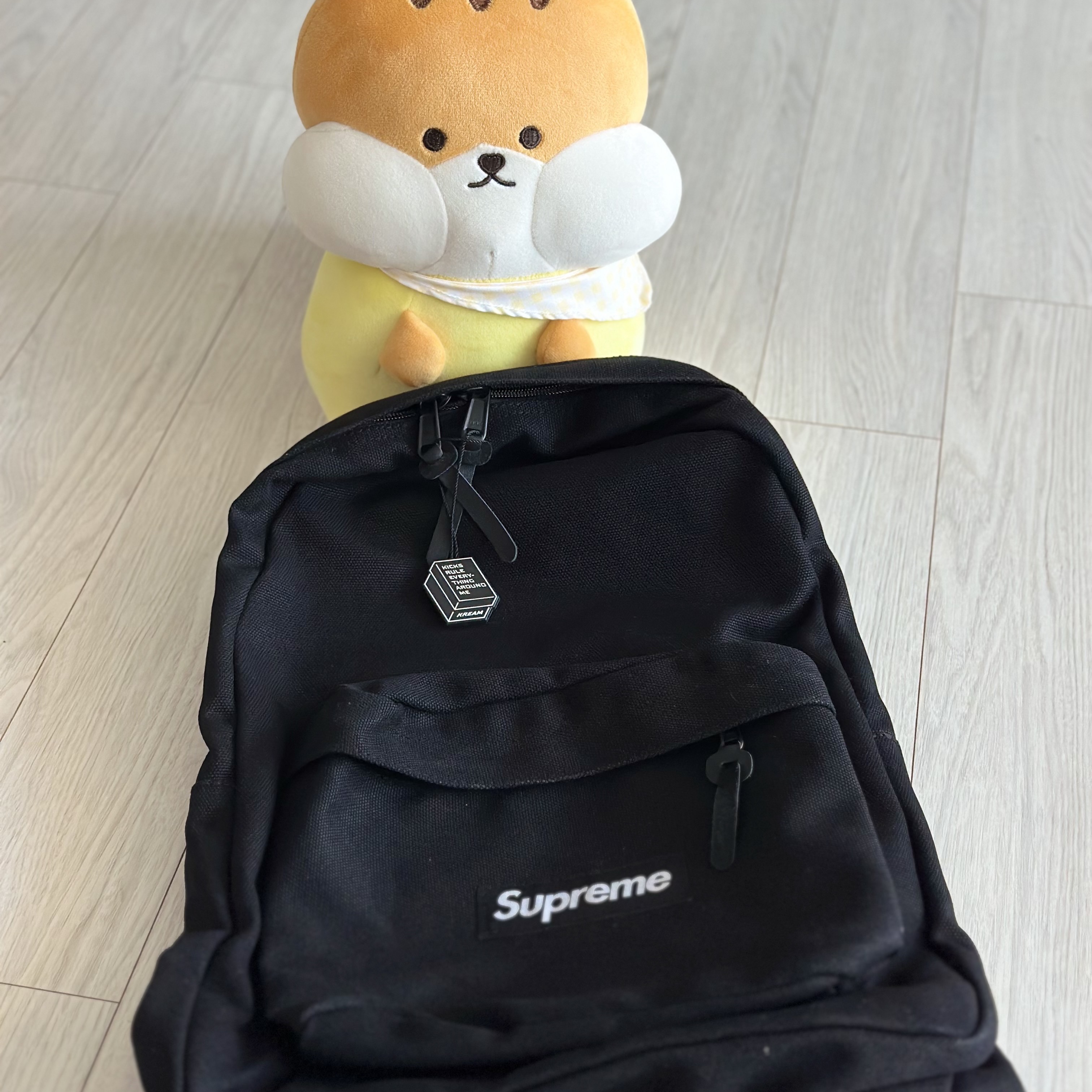 Supreme Canvas Backpack Black 착용 스타일 - 1