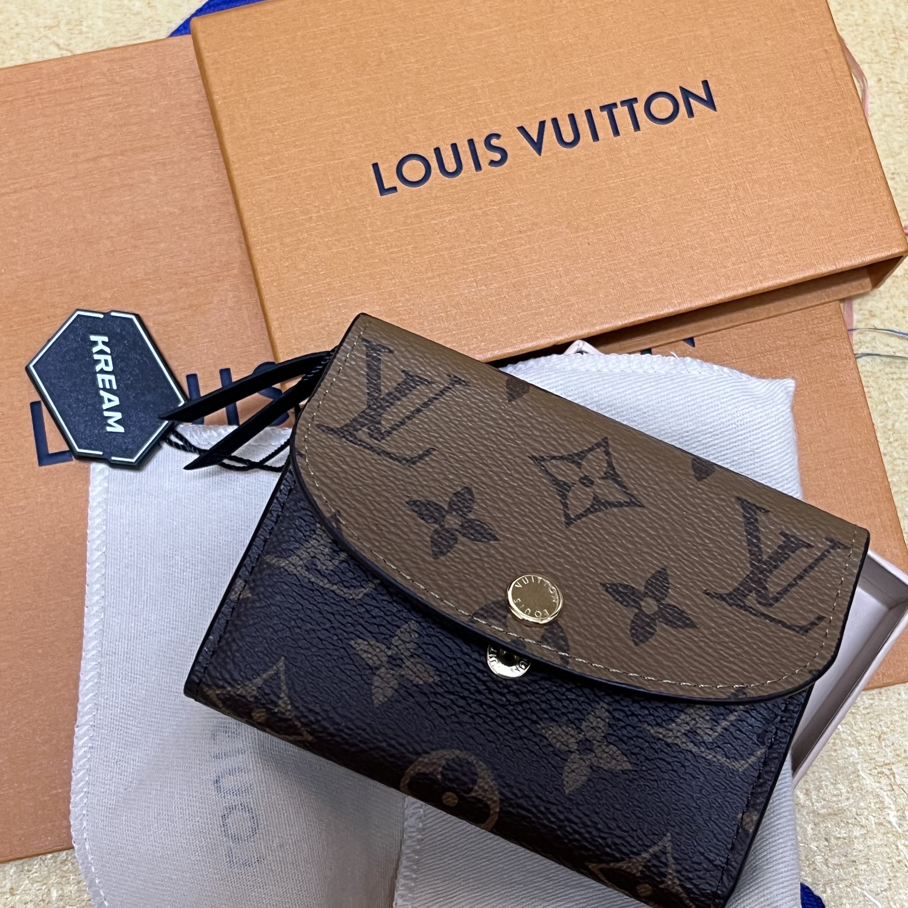 Louis Vuitton Rosalie Coin Purse Monogram and Monogram Reversed 착용 스타일 - 1