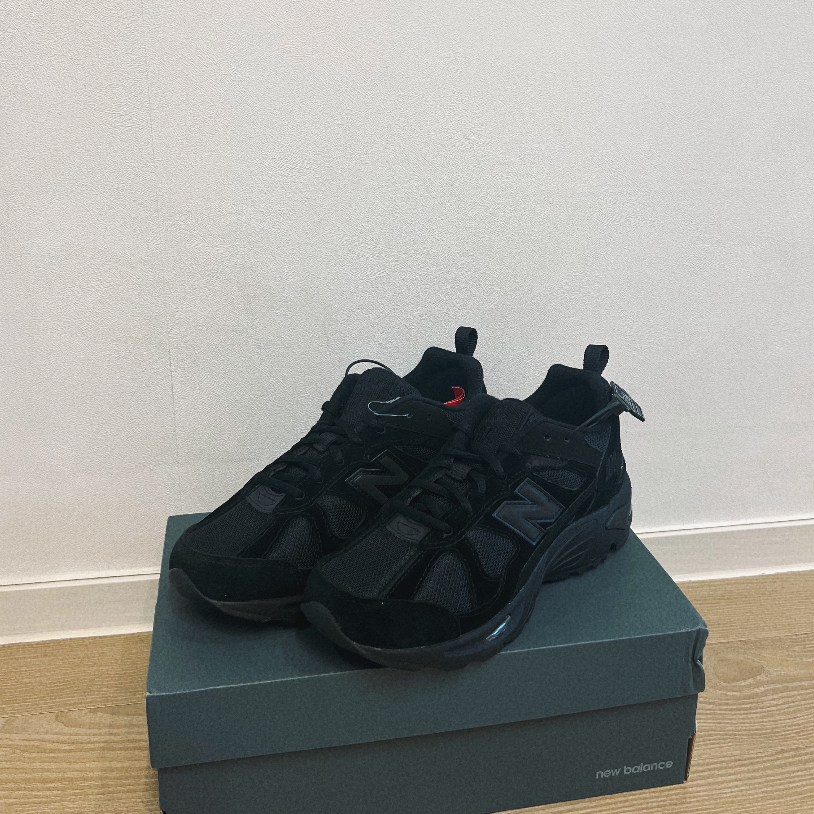 New Balance 878 Triple Black 착용 스타일 - 2