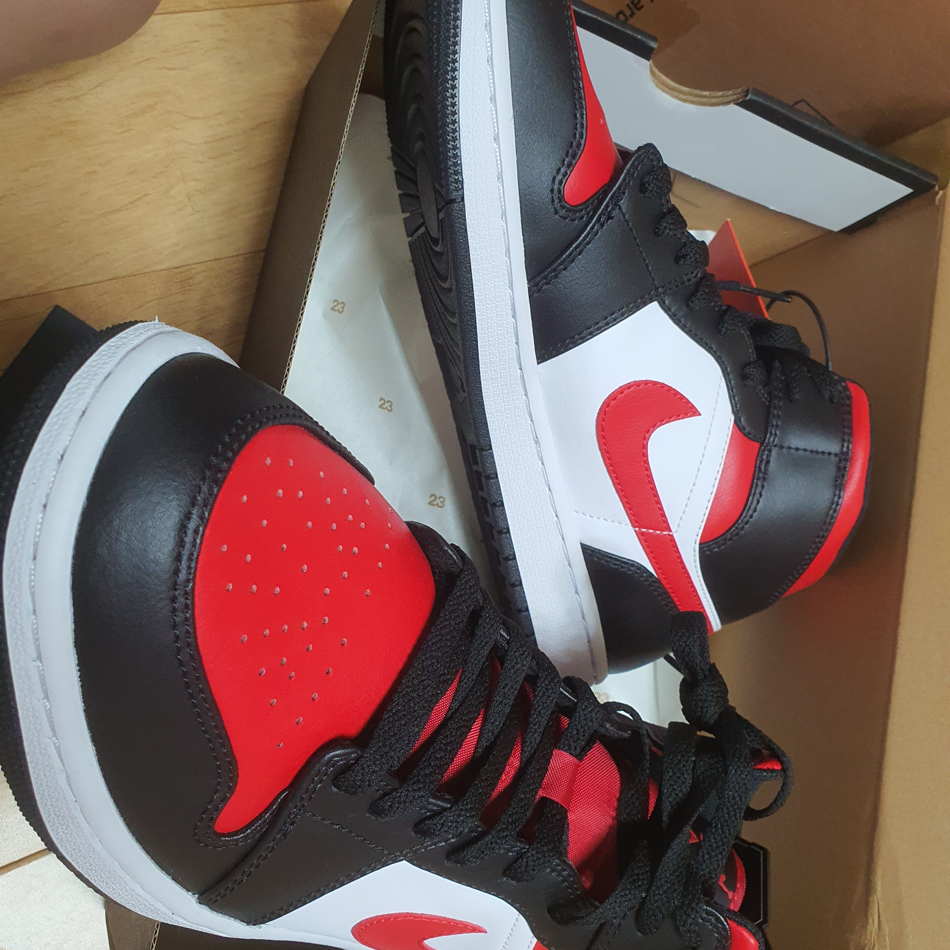 Jordan 1 Mid Black Fire Red 착용 스타일