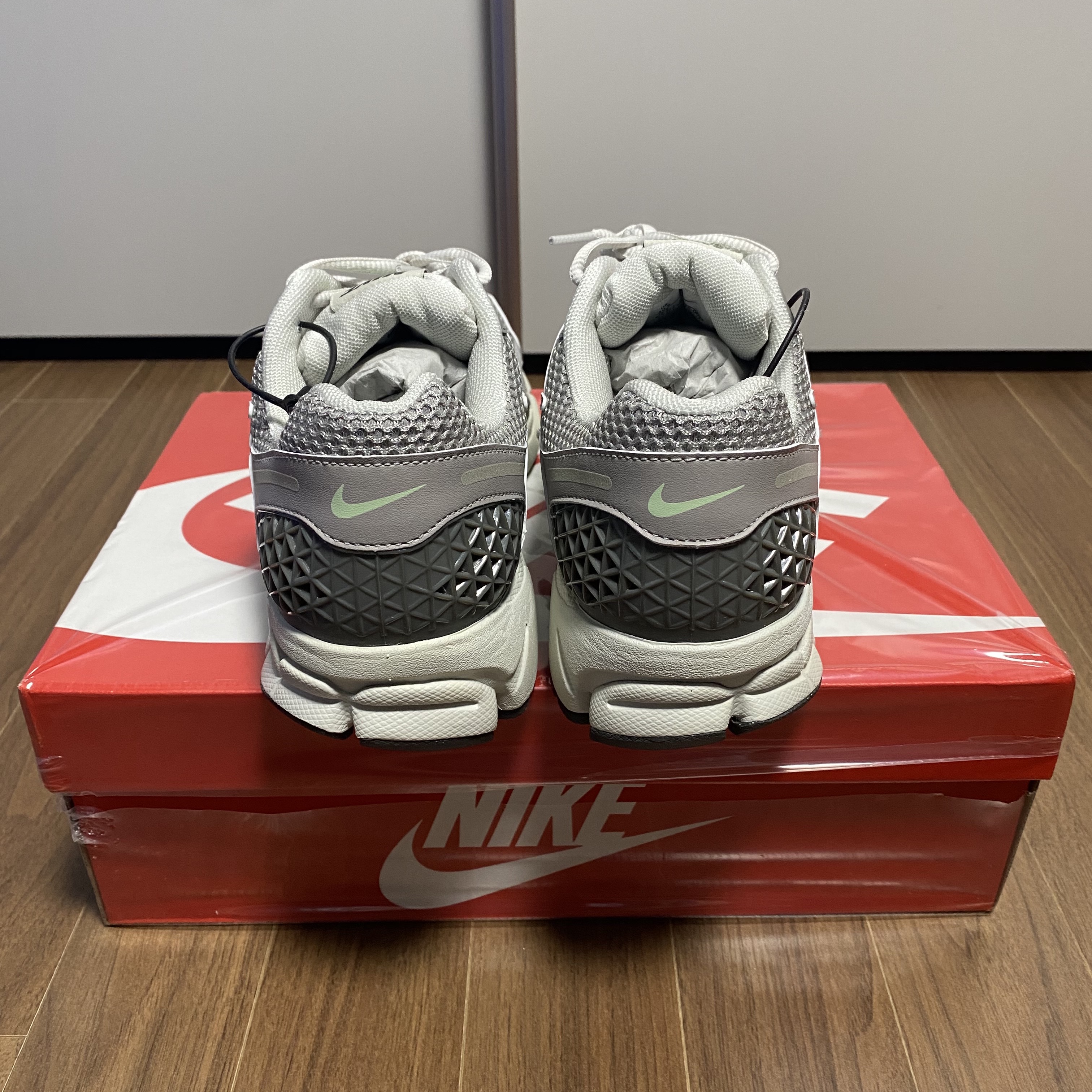 (W) Nike Zoom Vomero 5 Cobblestone and Flat Pewter 착용 스타일