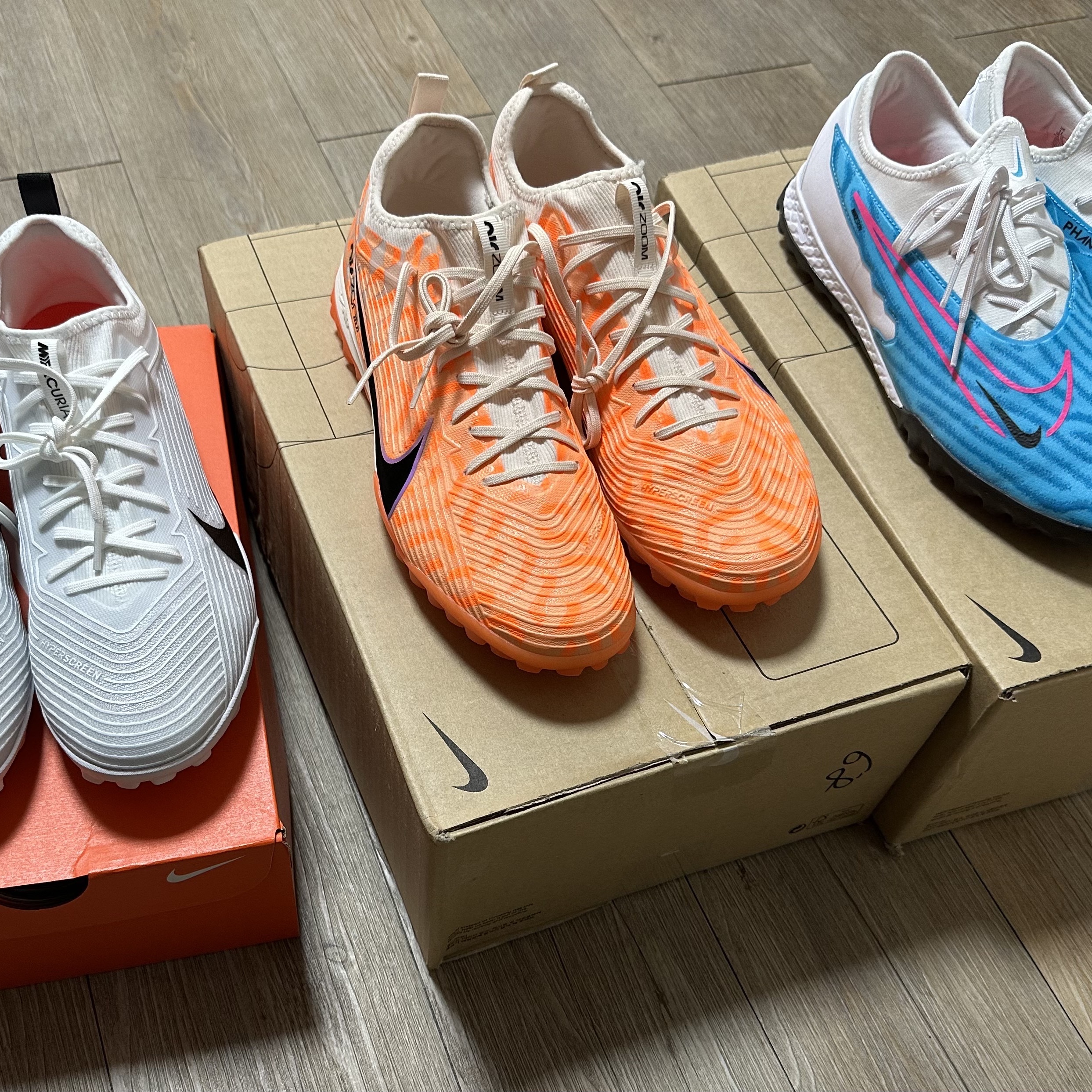 Nike Zoom Vapor 15 Pro NU TF Guava Ice Black, Nike React Phantom GX Pro TF Baltic Blue White 착용 스타일 - 1