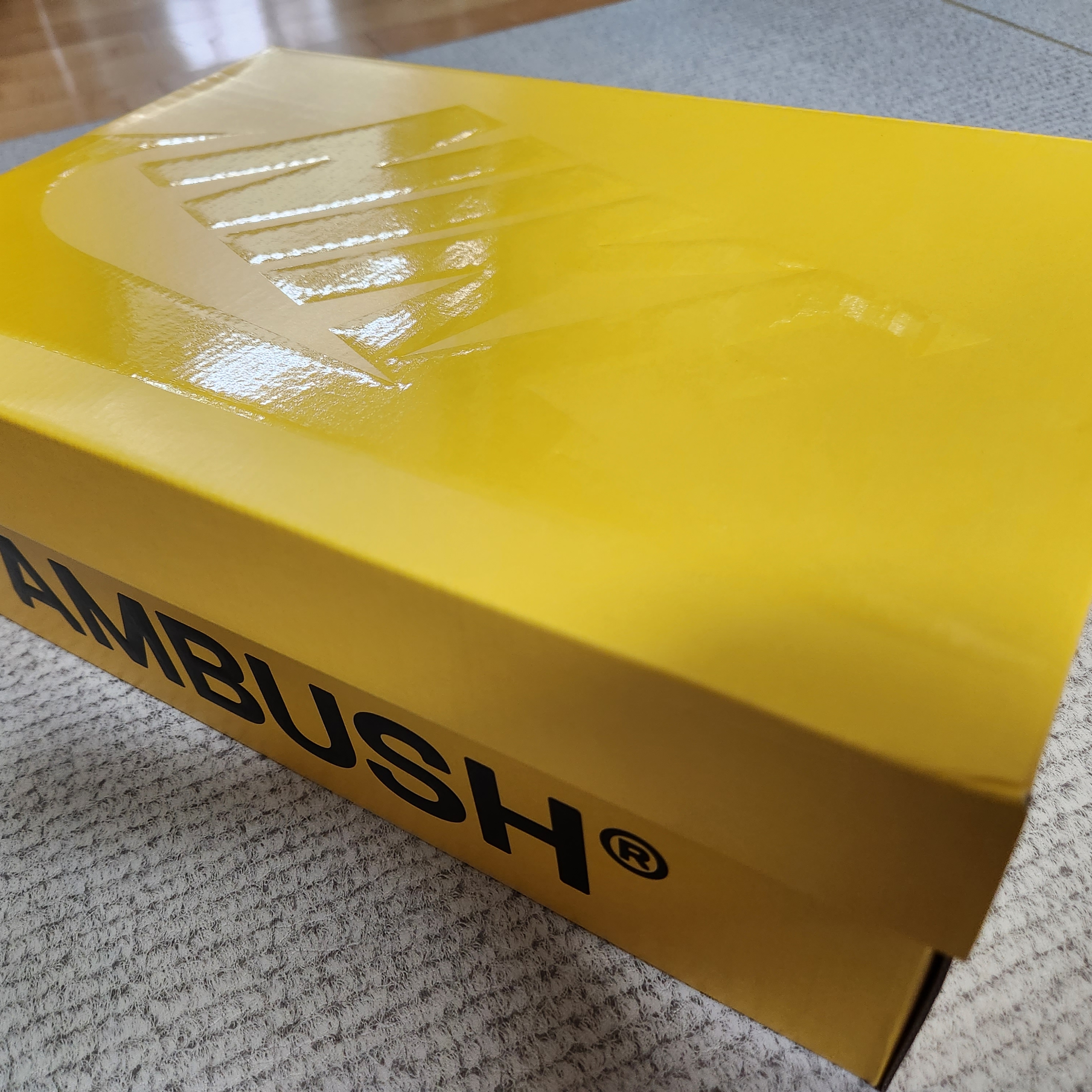 Nike x Ambush Air More Uptempo Low Vivid Sulfur and Limestone 착용 스타일 - 1