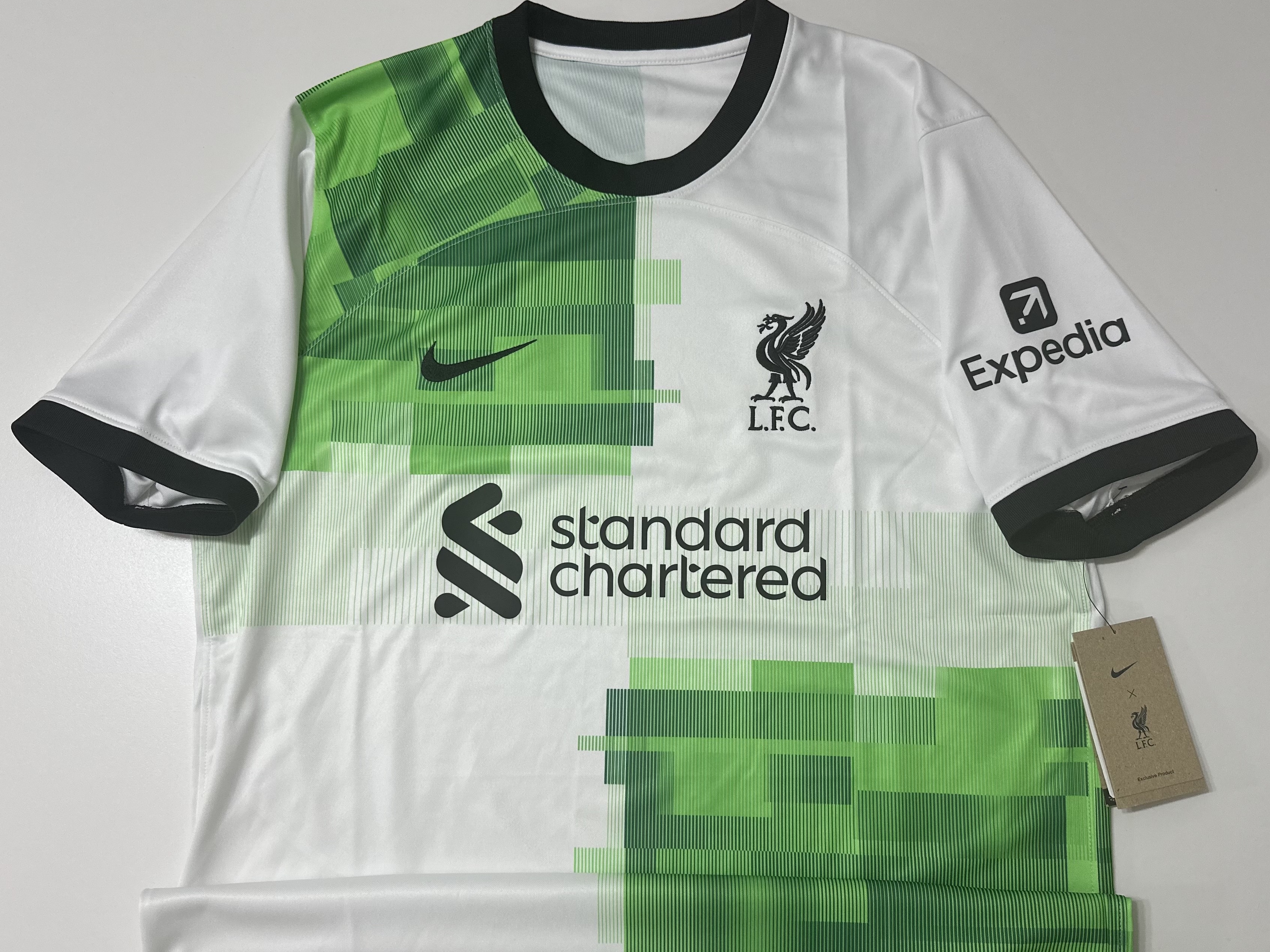 Nike Liverpool FC 2023/24 Dri-Fit Stadium Away Jersey White Green Spark (Non Marking Ver.) 착용 스타일 - 1