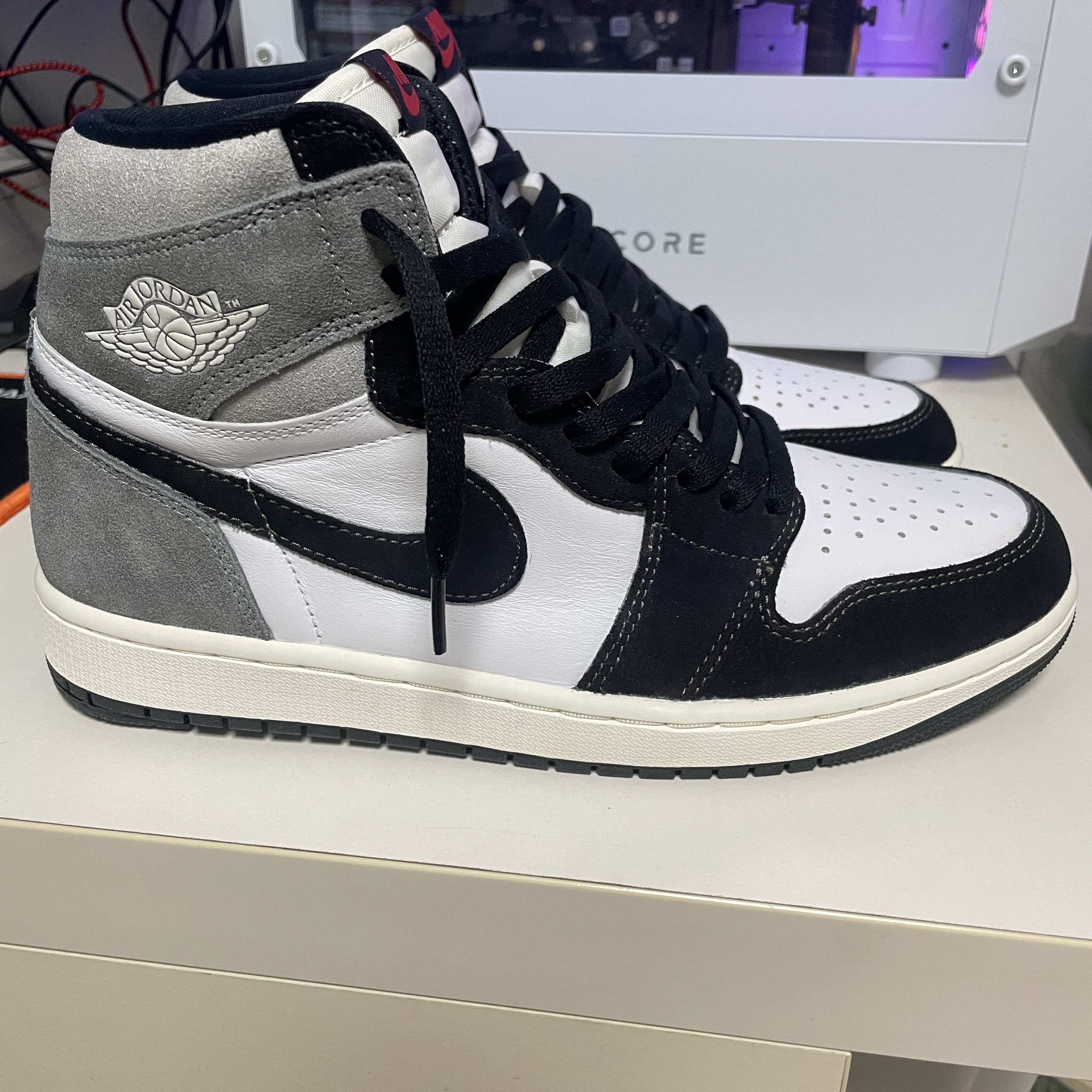 Jordan 1 Retro High OG Black and Smoke Grey 착용 스타일 - 4