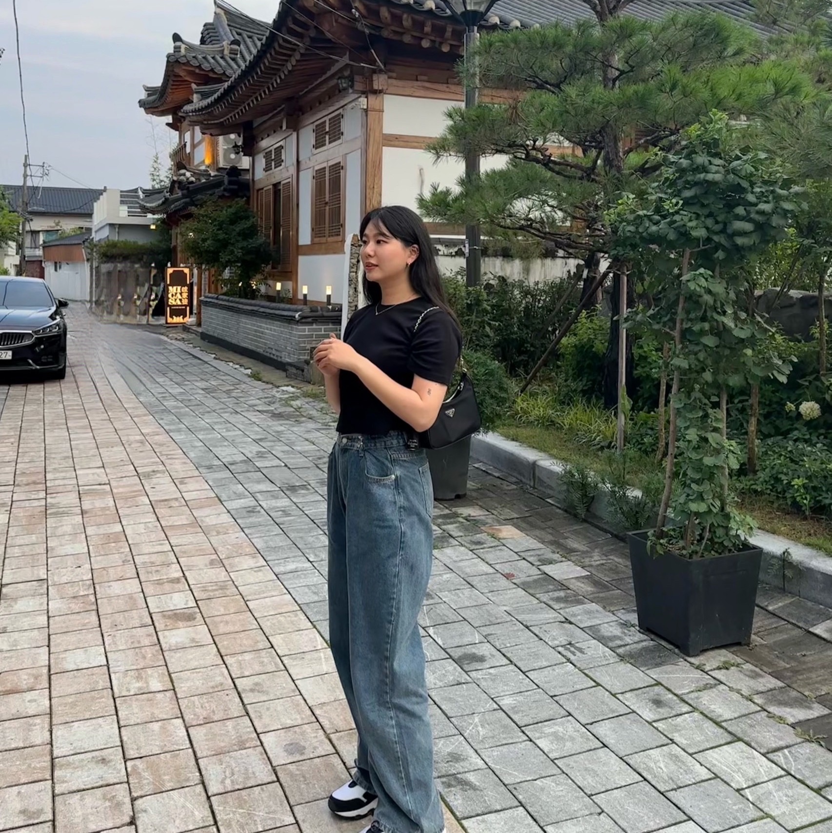 Nike x Comme des Garcons Homme Plus Air Max Sunder SP White Black, Prada Re-Edition 2005 Re-Nylon Shoulder Bag Black 착용 스타일