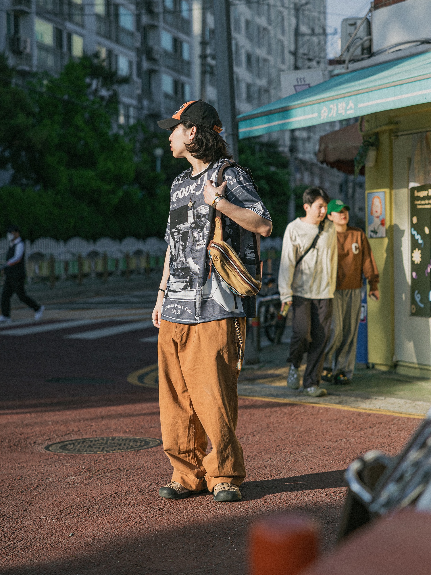 Keen Newport Bison Nubuck Brown 착용 스타일 - 2