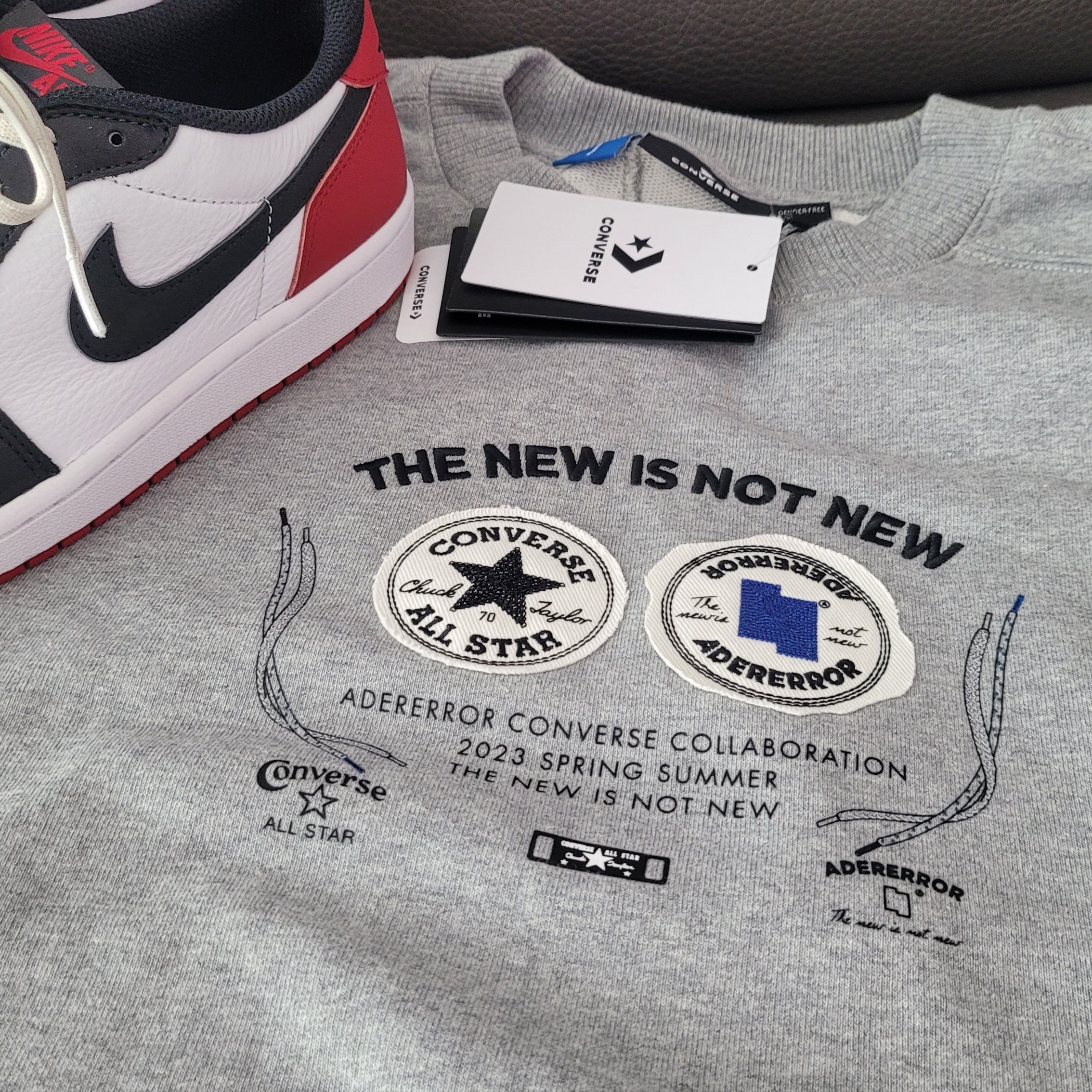 Converse x Ader Error Shapes Crewneck Sweatshirt Vintage Grey Heather, Jordan 1 Retro Low OG Black Toe 착용 스타일 - 1