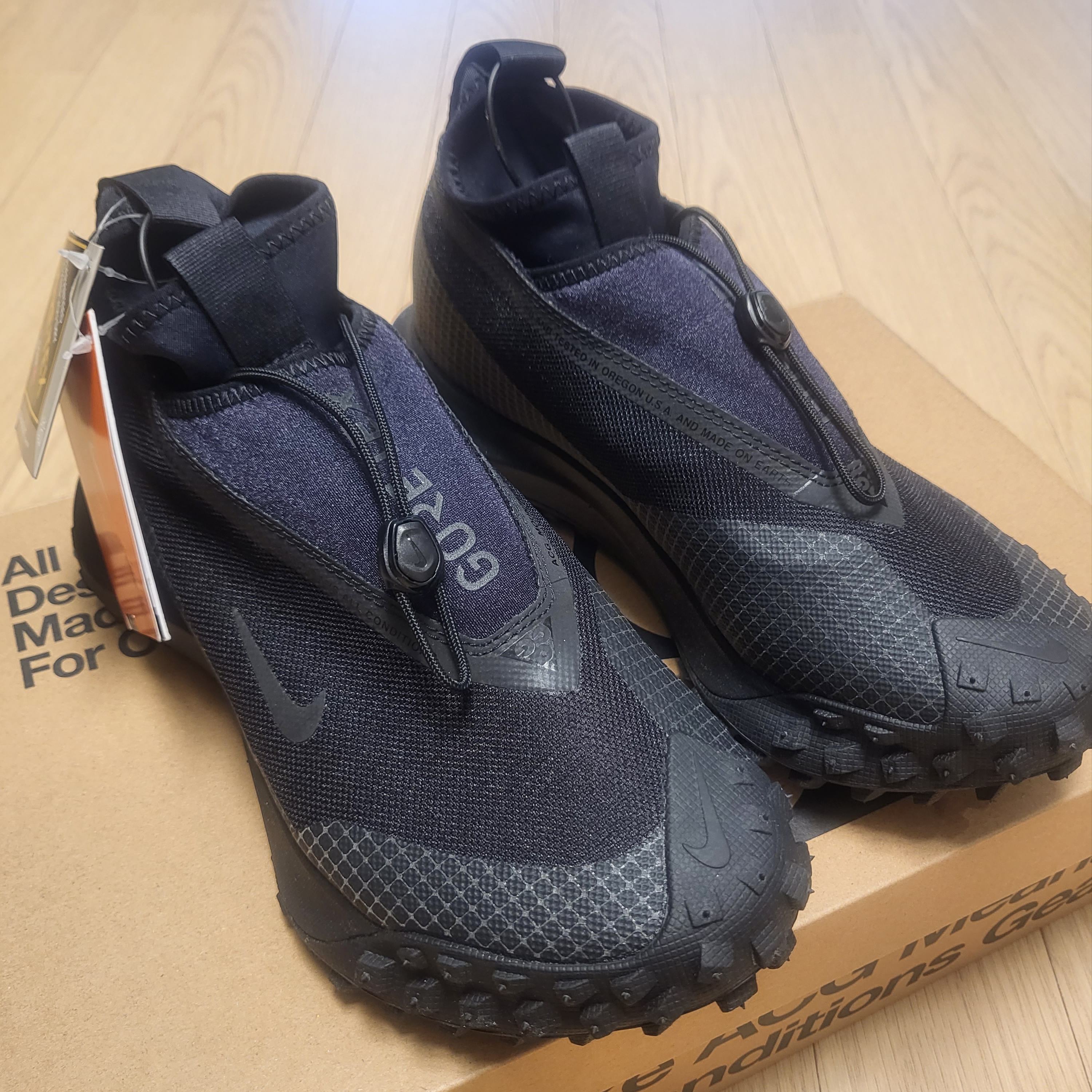 Nike ACG Mountain Fly Gore-Tex Black and Dark Grey 착용 스타일