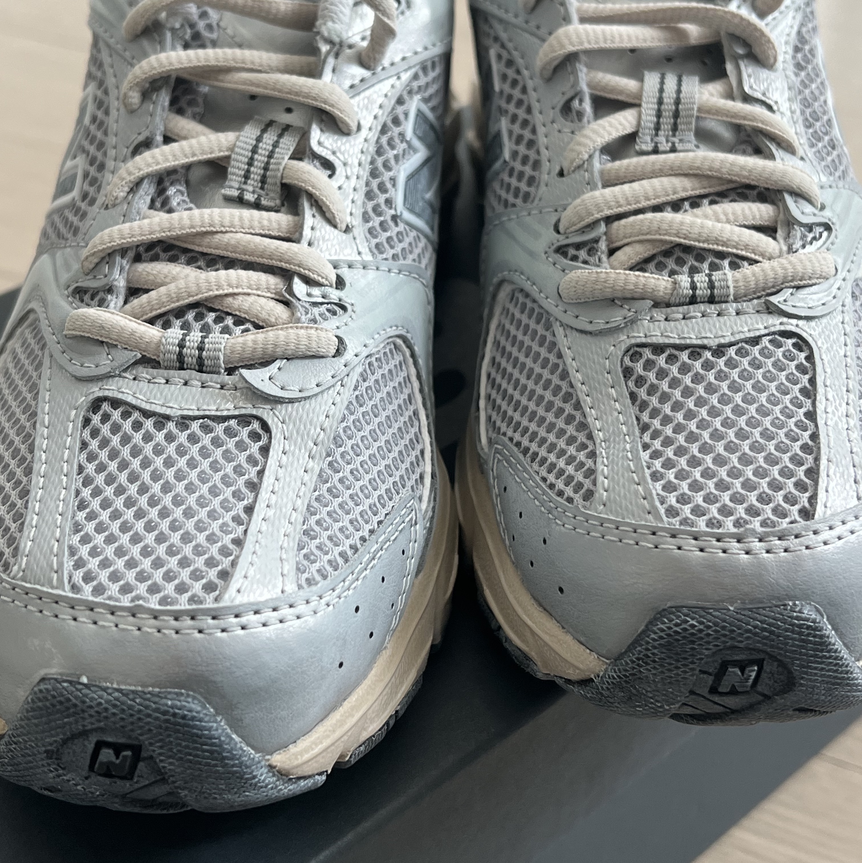 New Balance 530 Vintage Metallic Silver 착용 스타일