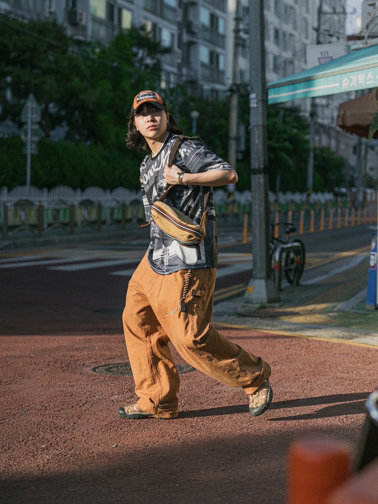 Keen Newport Bison Nubuck Brown 착용 스타일 - 1