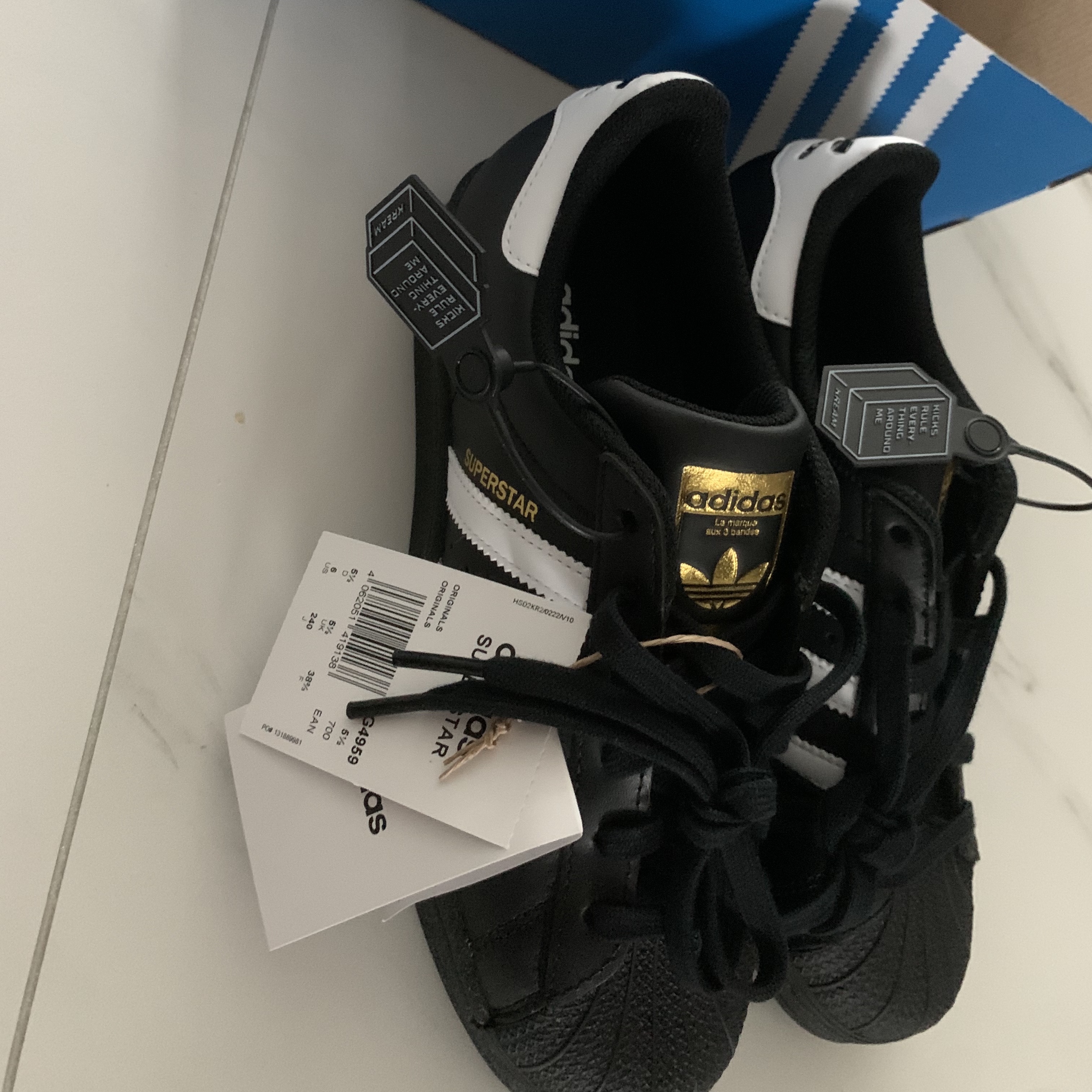 Adidas Superstar Core Black White 착용 스타일 - 2