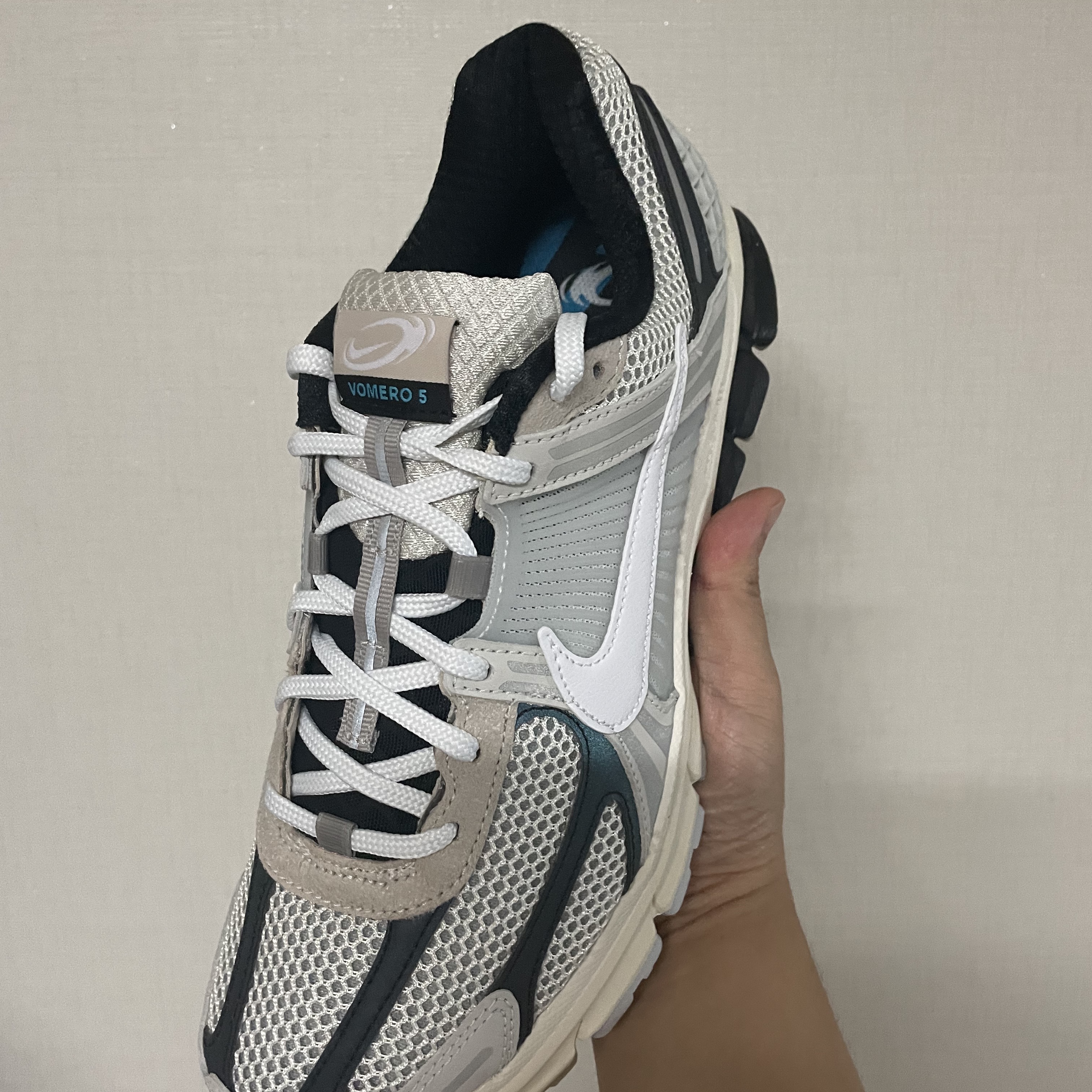 Nike Zoom Vomero 5 Light Bone and Black 착용 스타일 - 4