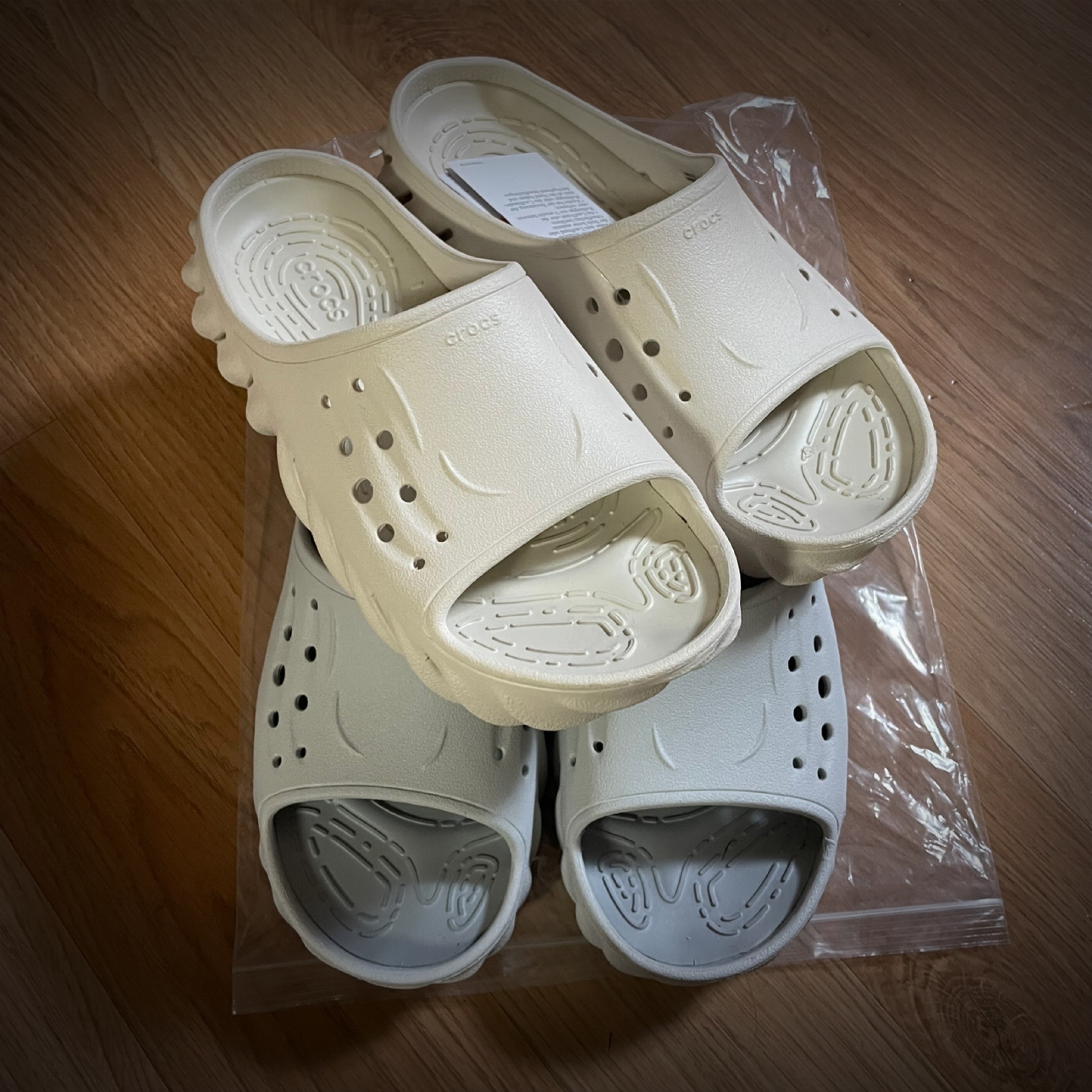 Crocs Echo Slide Atmosphere, Crocs Echo Slide Stucco 착용 스타일 - 3