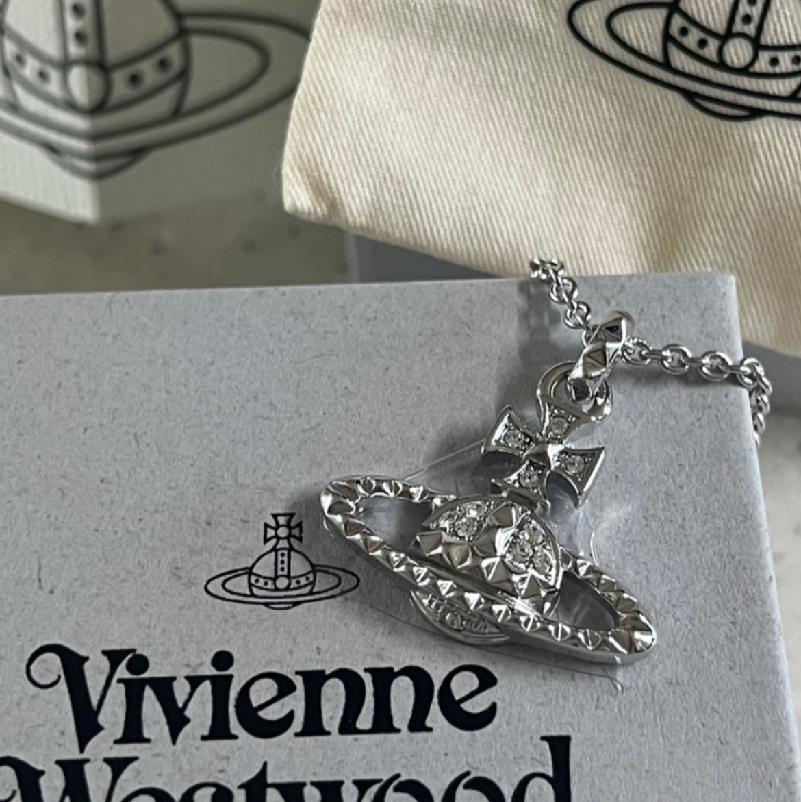 Vivienne Westwood Mayfair Bas Relief Pendant Silver 착용 스타일