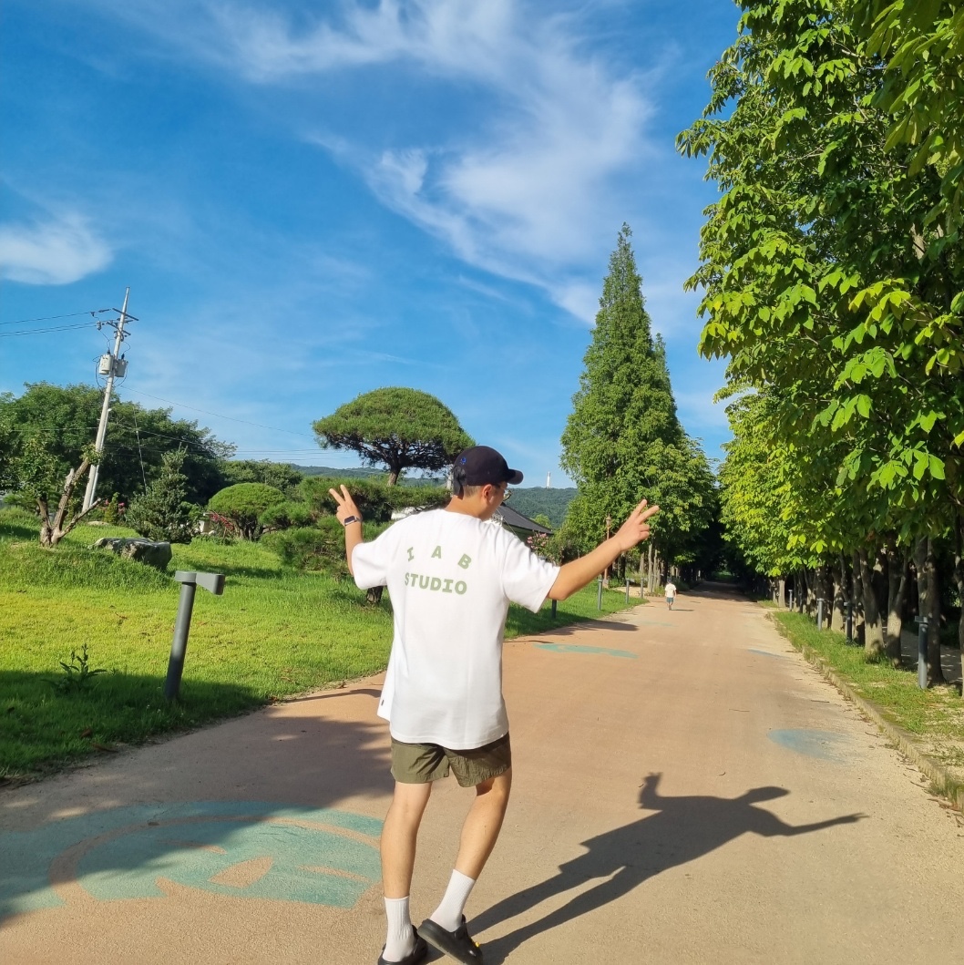 IAB Studio T-Shirt White Light Green 착용 스타일 - 1