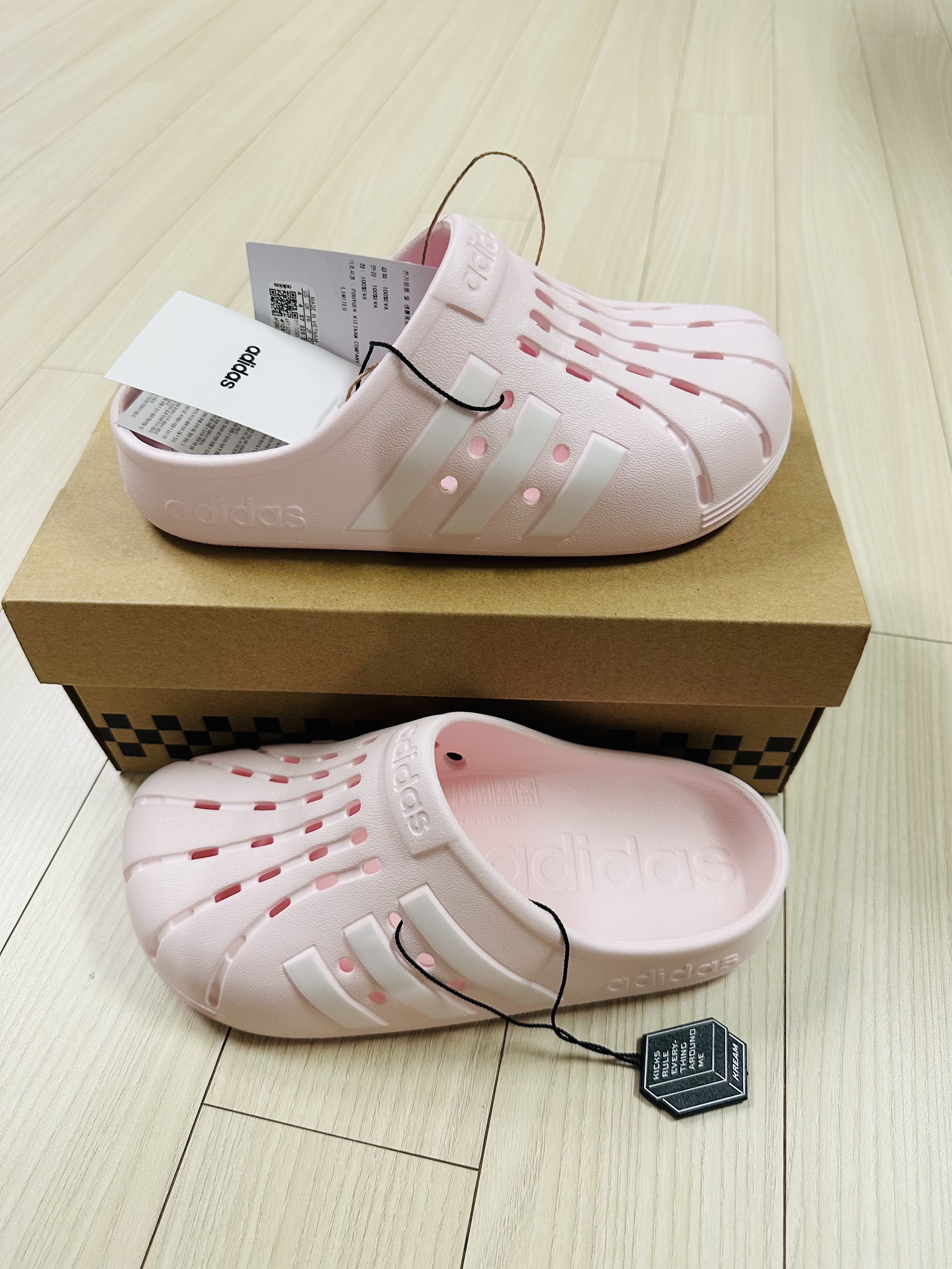 Adidas Adilette Clogs Almost Pink 착용 스타일 - 1