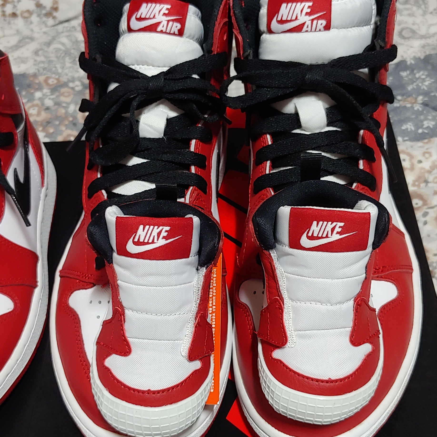 (CB) Jordan 1 Crib Bootie White Varsity Red, (GS) Jordan 1 Retro High OG Chicago 2015 착용 스타일 - 2
