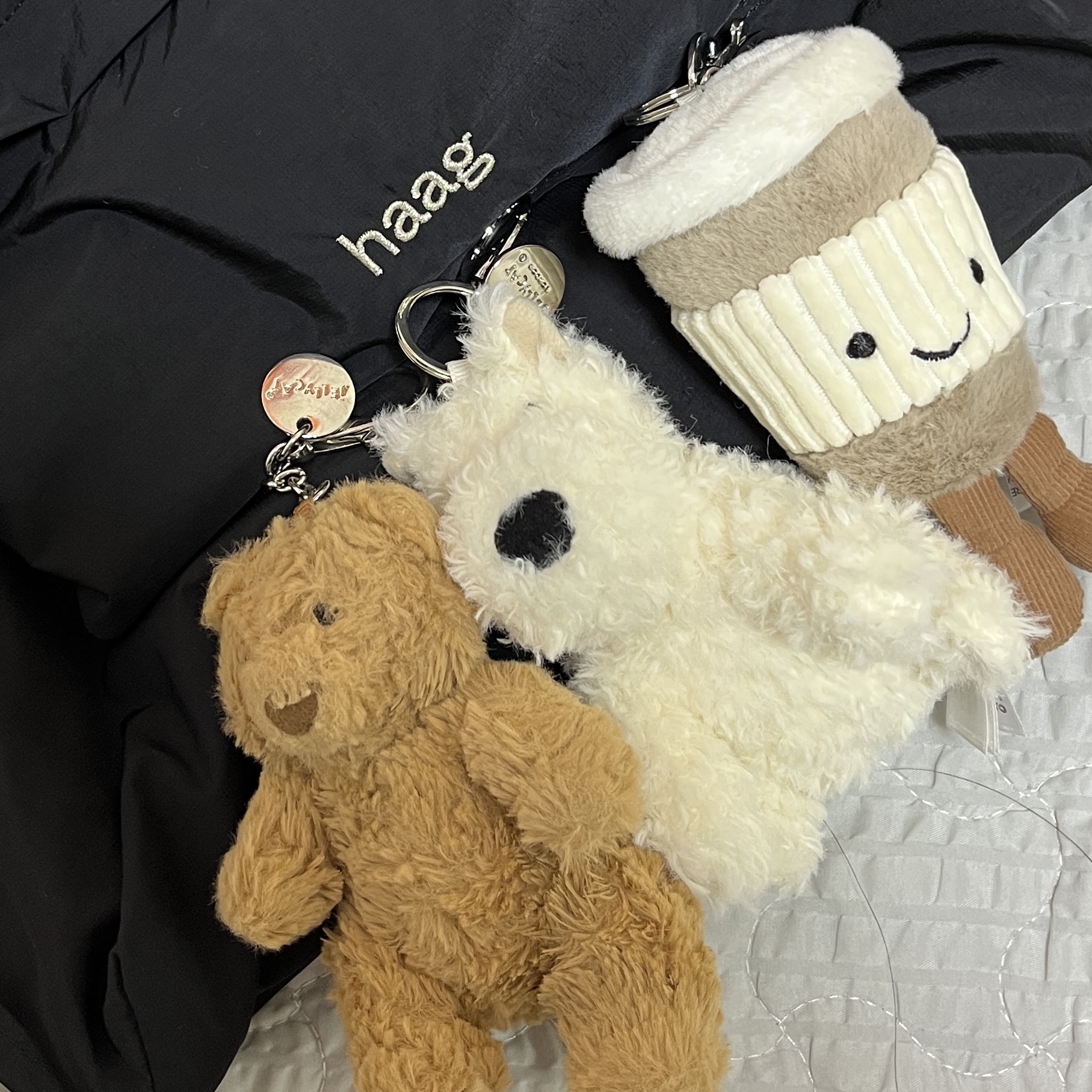 Jellycat Amuseable Coffee To Go Bag Cham Beige, Jellycat Munro Scottie Dog Bag Charm Cream 착용 스타일