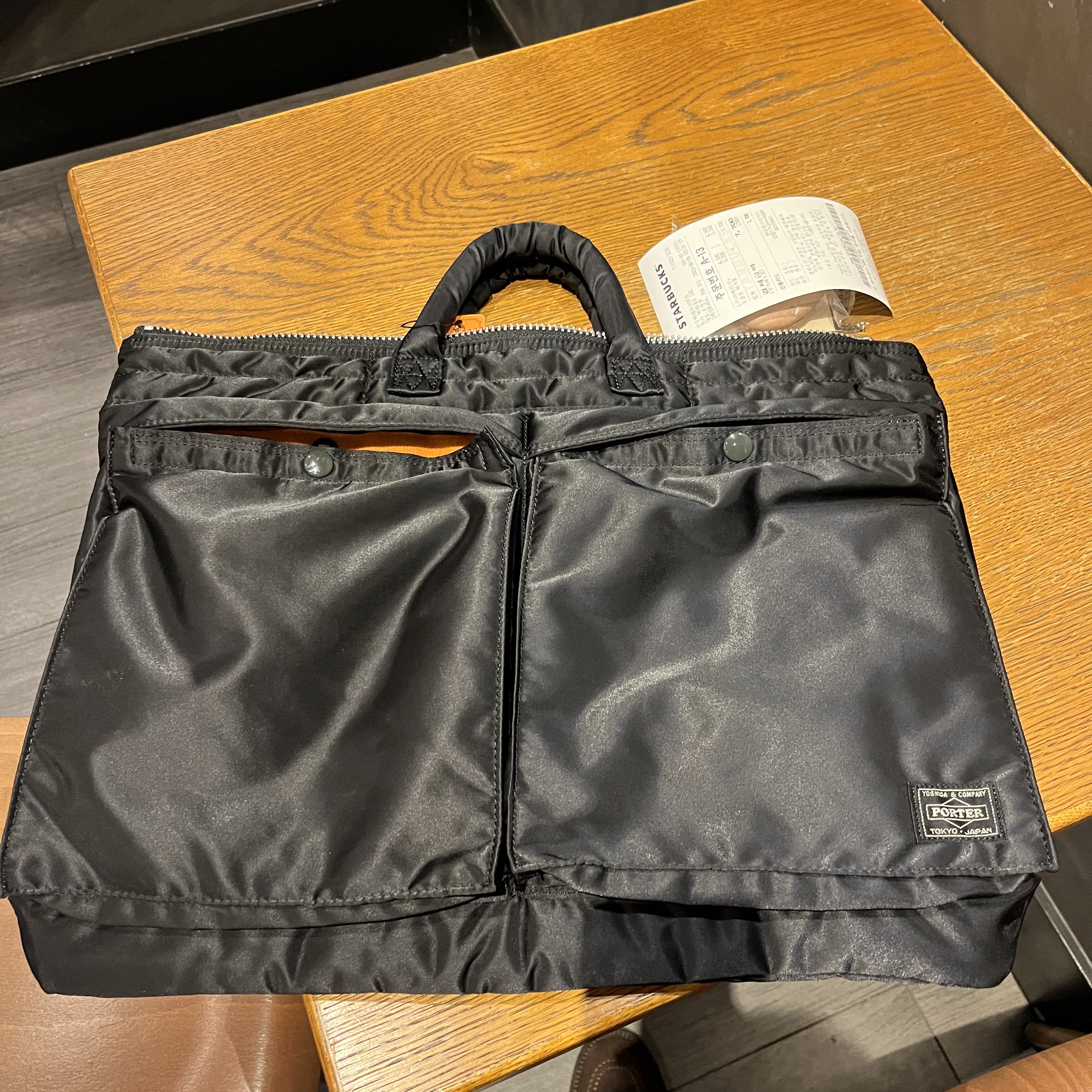 Porter Tanker Short Helmet Bag L Black 착용 스타일