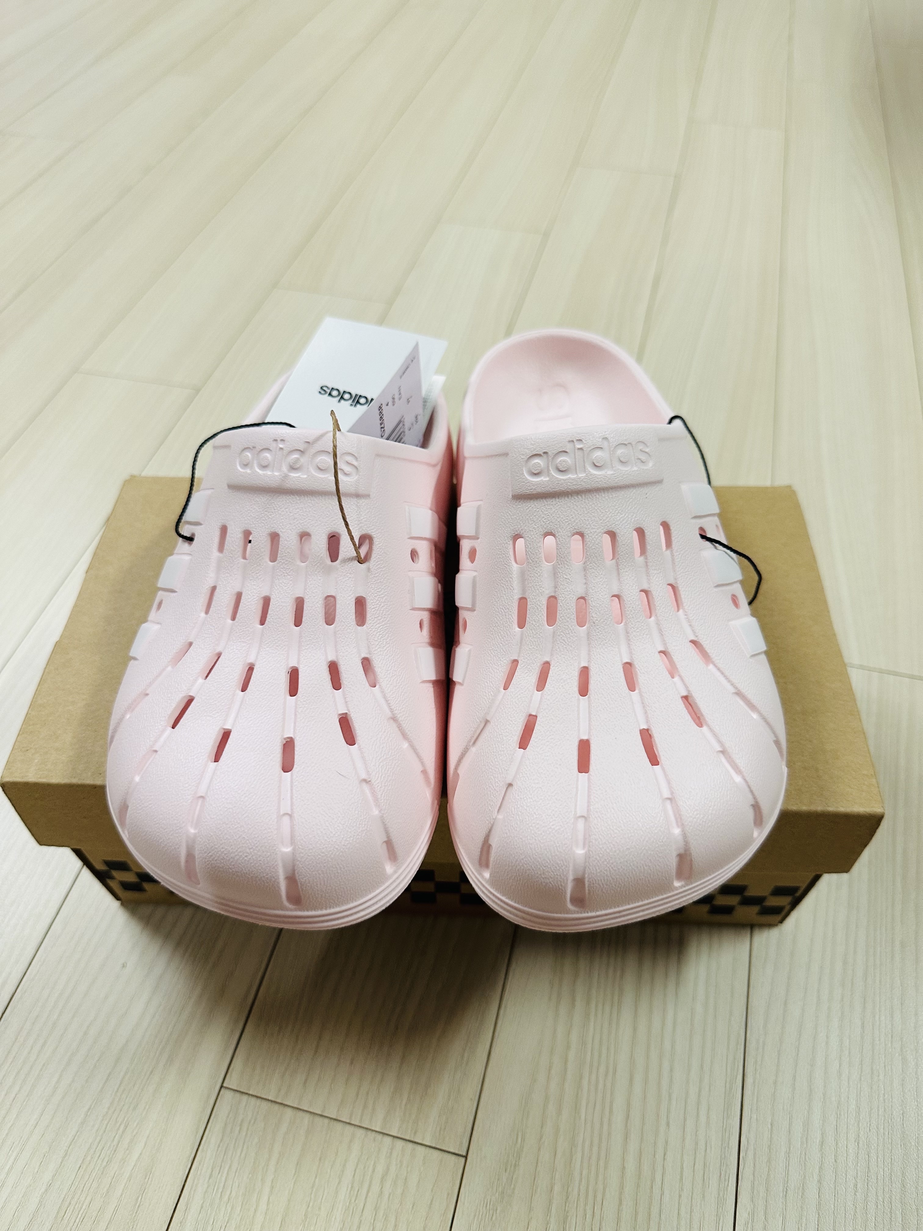 Adidas Adilette Clogs Almost Pink 착용 스타일 - 3