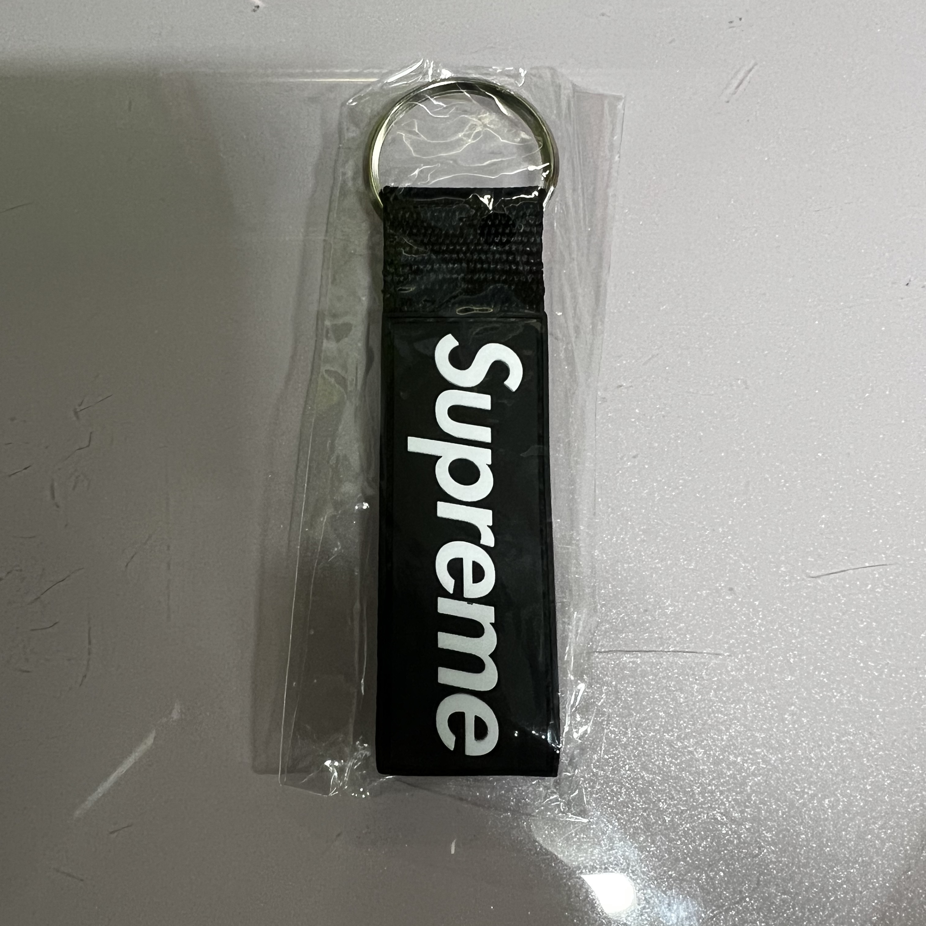Supreme Webbing Keychain Black - 23SS 착용 스타일