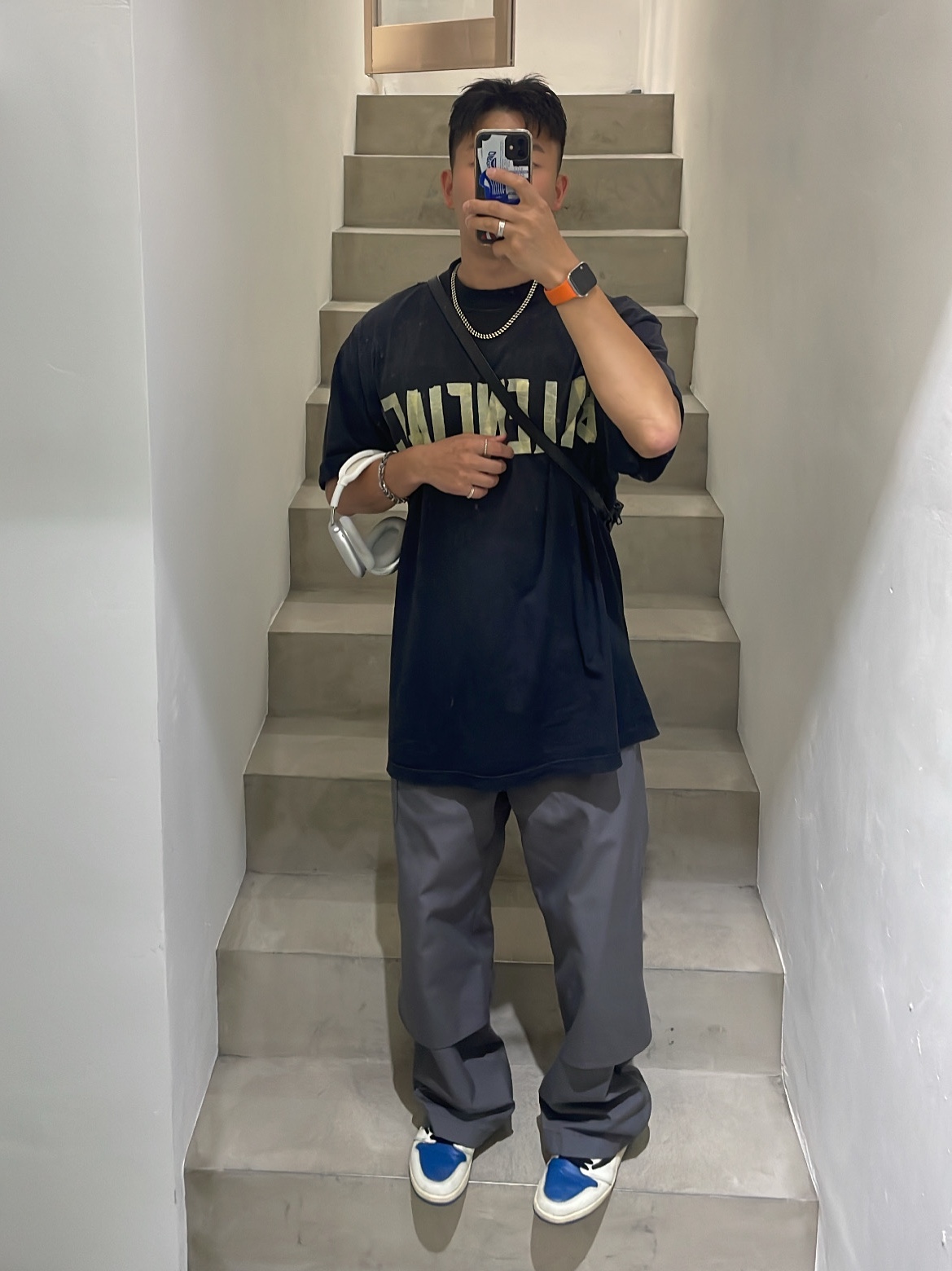 Balenciaga Tape Type Medium Fit T-Shirt Faded Black, Jordan 1 x Travis Scott x Fragment Retro High OG SP Military Blue 착용 스타일 - 1
