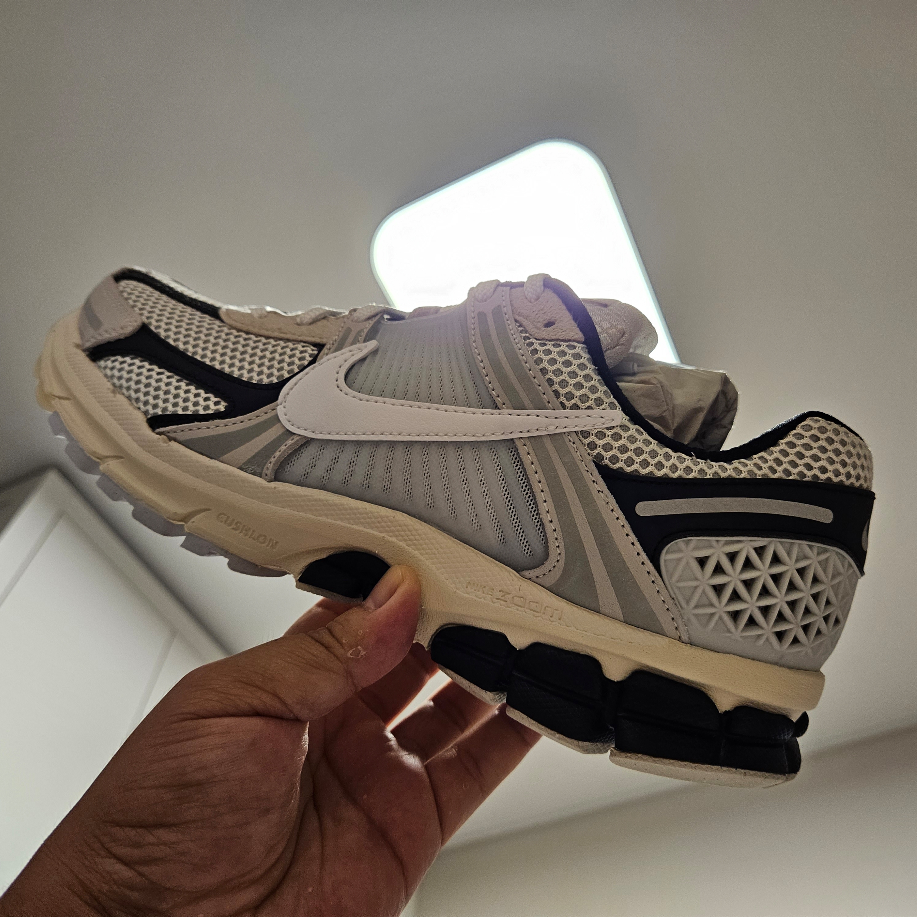 Nike Zoom Vomero 5 Light Bone and Black 착용 스타일