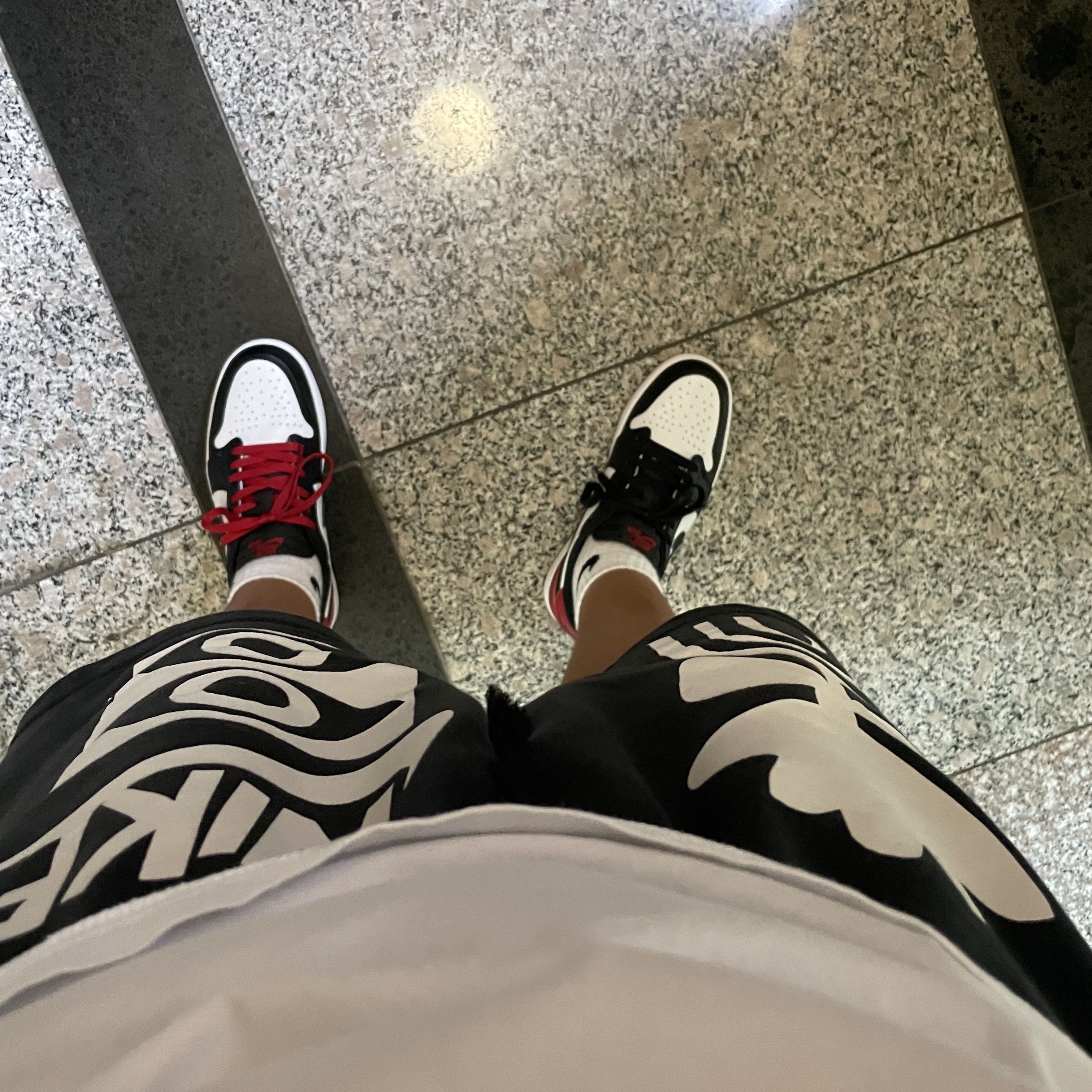 Jordan 1 Retro Low OG Black Toe 착용 스타일 - 3