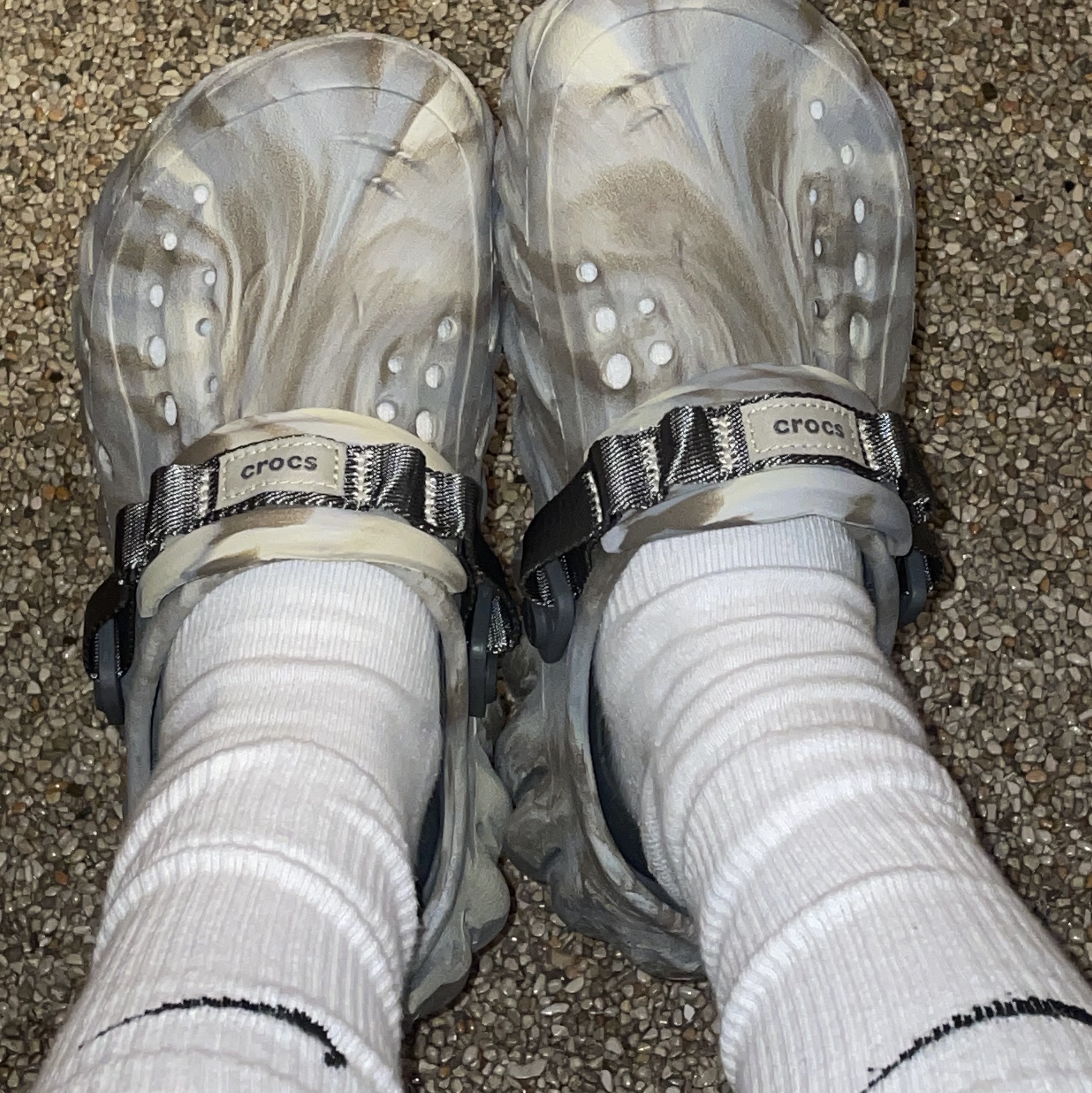 Crocs Echo Marbled Clog Bone Multi 착용 스타일 - 1