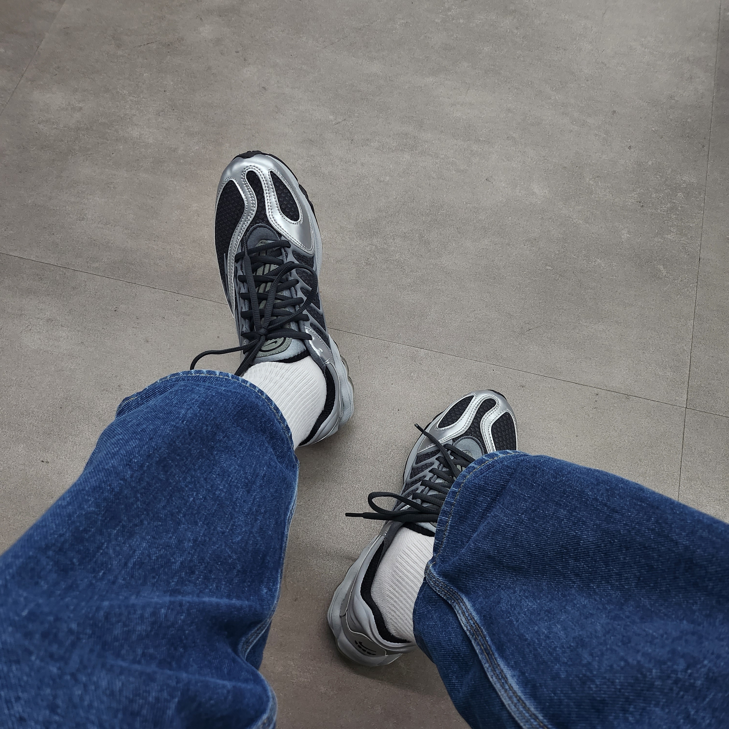 Nike Air Tuned Max Black Smoke Grey 착용 스타일 - 2